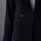 Dunkelblauer zweireihiger Nadelstreifen-Blazer von Alcidia da Veiga – Ansicht 2