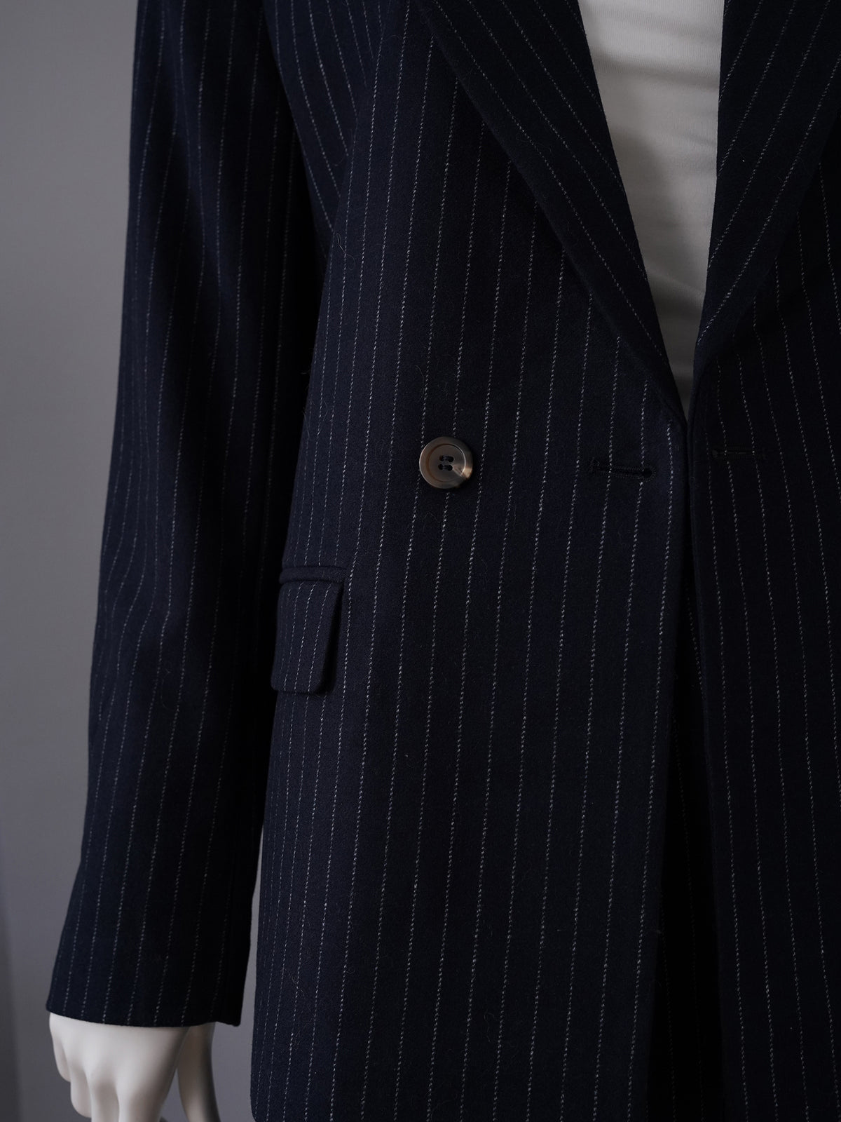 Dunkelblauer zweireihiger Nadelstreifen-Blazer von Alcidia da Veiga – Ansicht 2