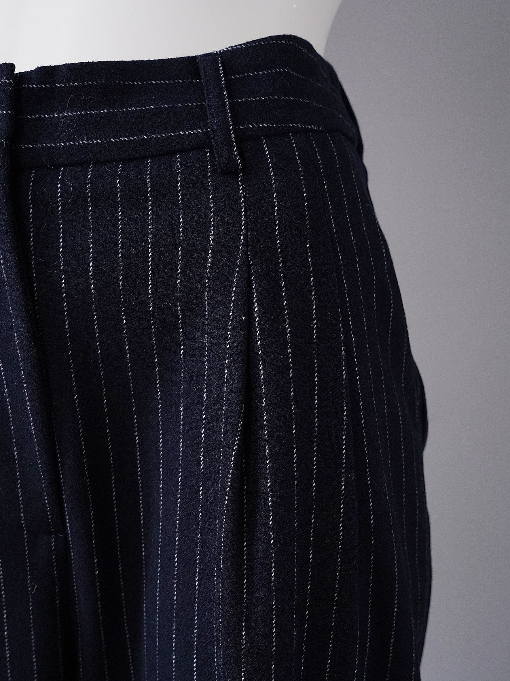 Dunkelblaue Nadelstreifen-Hose mit Bundfalte von Alcidia da Veiga – Ansicht 3