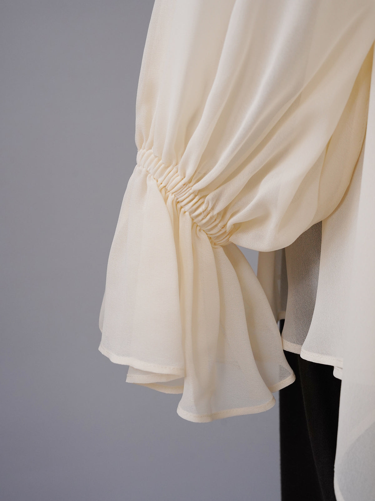 Cremefarbene Chiffon-Bluse mit Schluppe und Volantärmeln von Semicouture – Ansicht 3