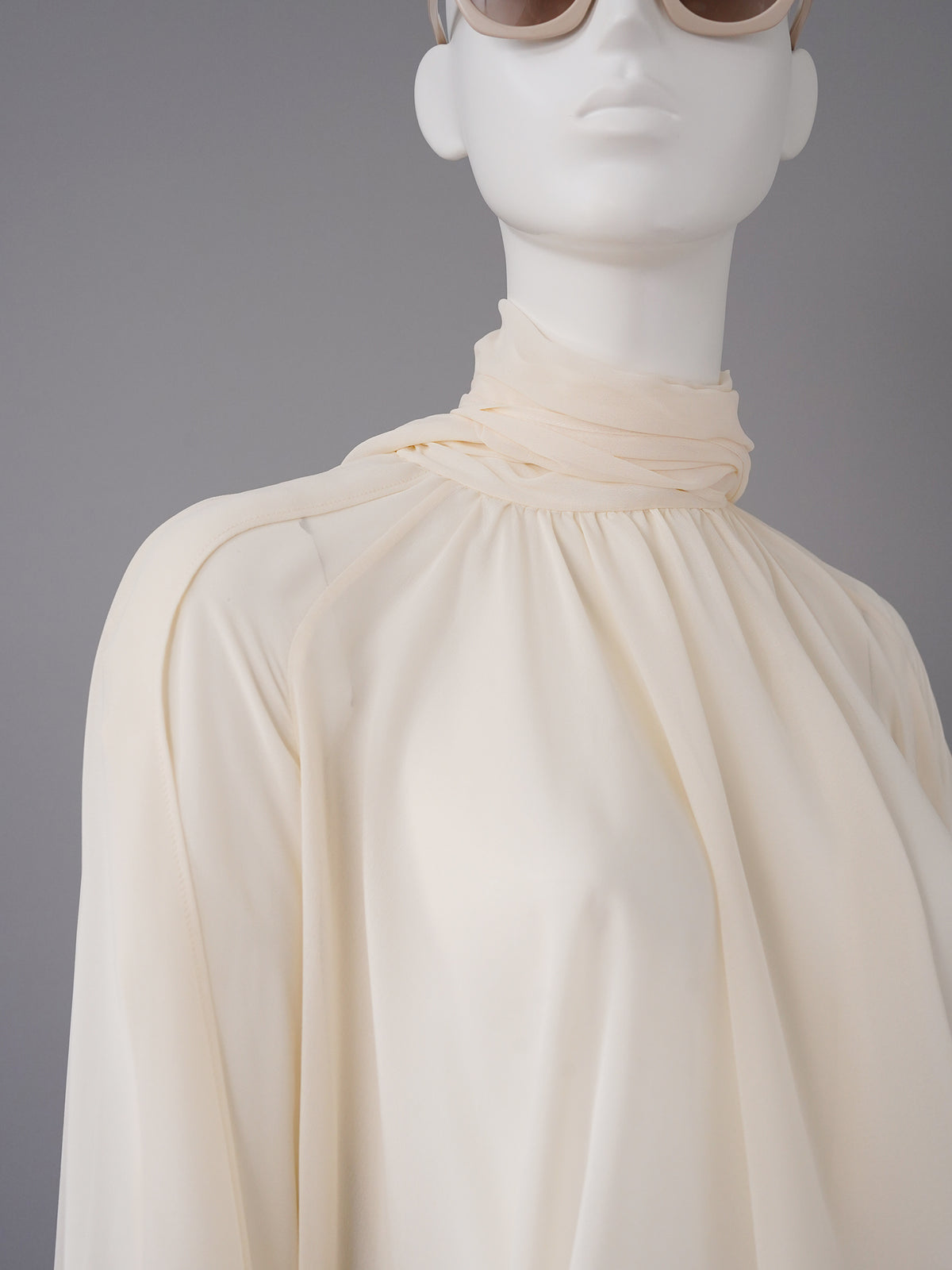 Cremefarbene Chiffon-Bluse mit Schluppe und Volantärmeln von Semicouture – Ansicht 4