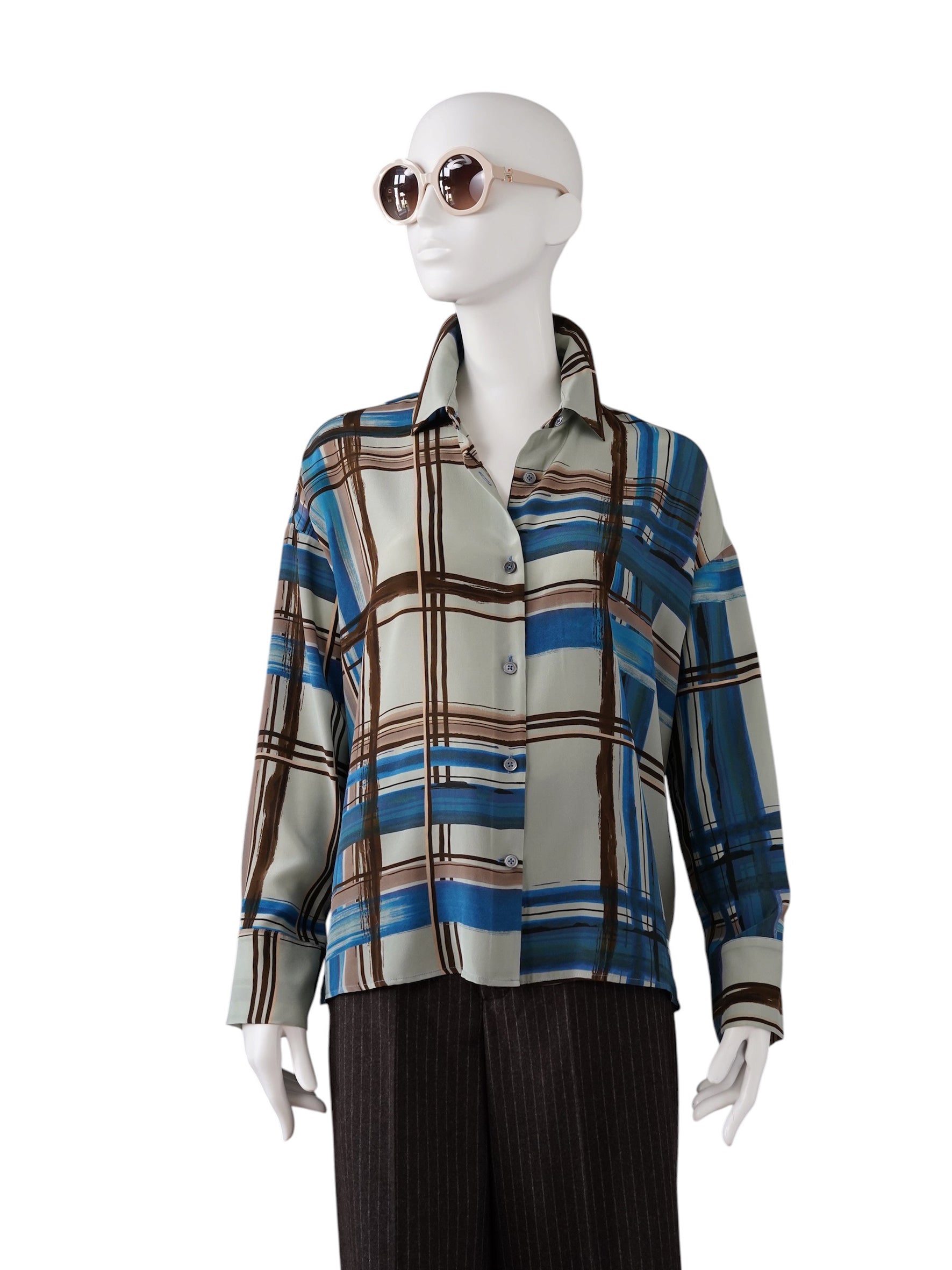 Blau-salbeifarben karierte Seidenbluse mit Pinselstrich-Muster von ODEEH