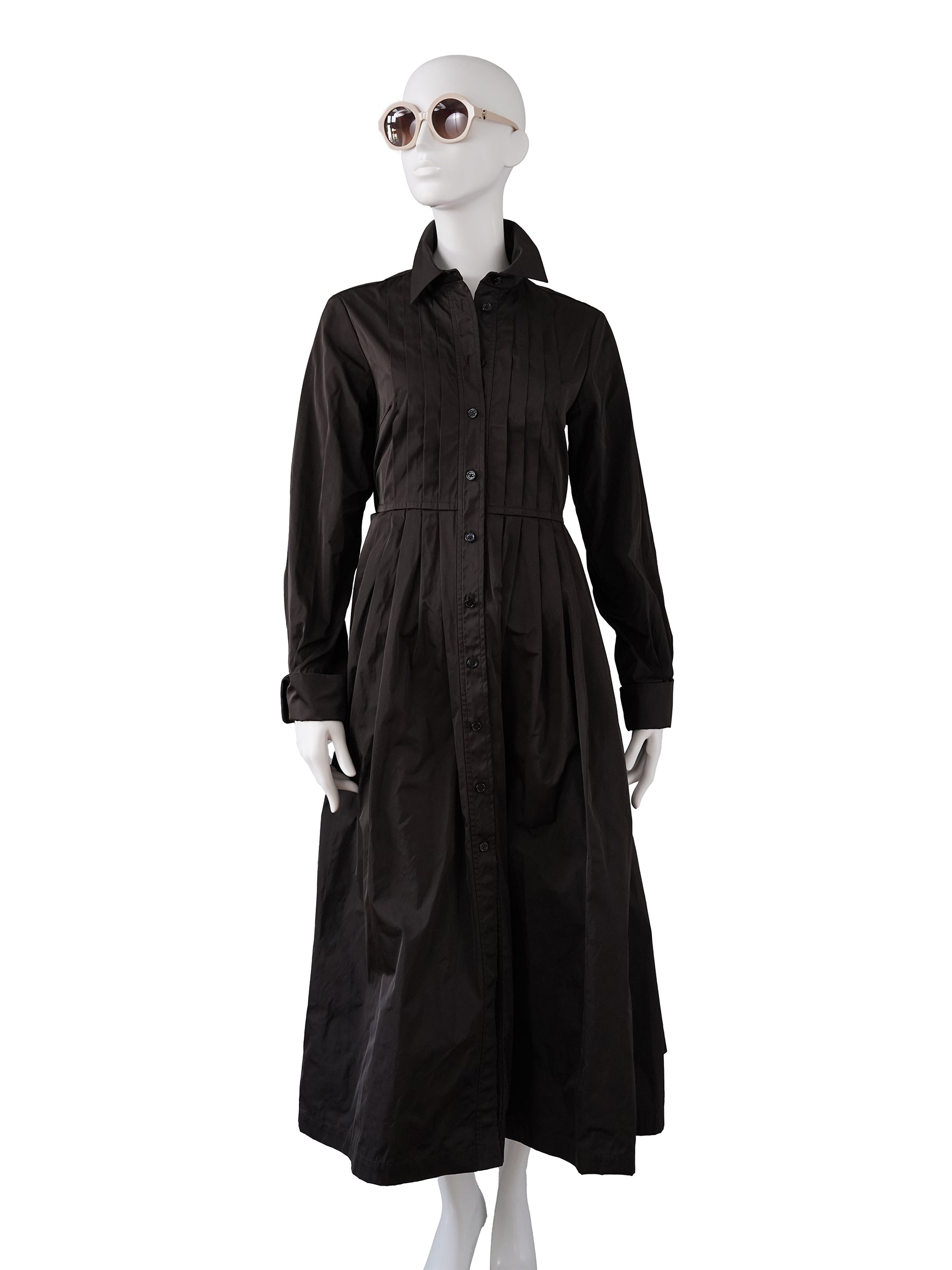 Dunkelbraunes Hemdblusenkleid mit Biesen und Faltenrock von ODEEH