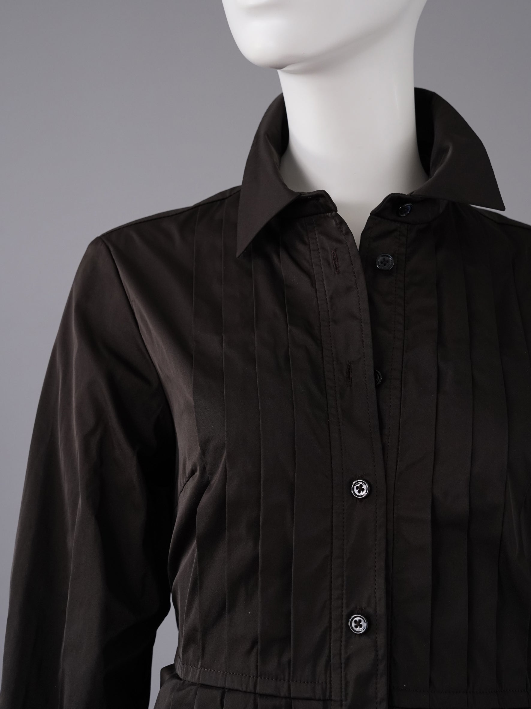 Dunkelbraunes Hemdblusenkleid mit Biesen und Faltenrock von ODEEH – Ansicht 2