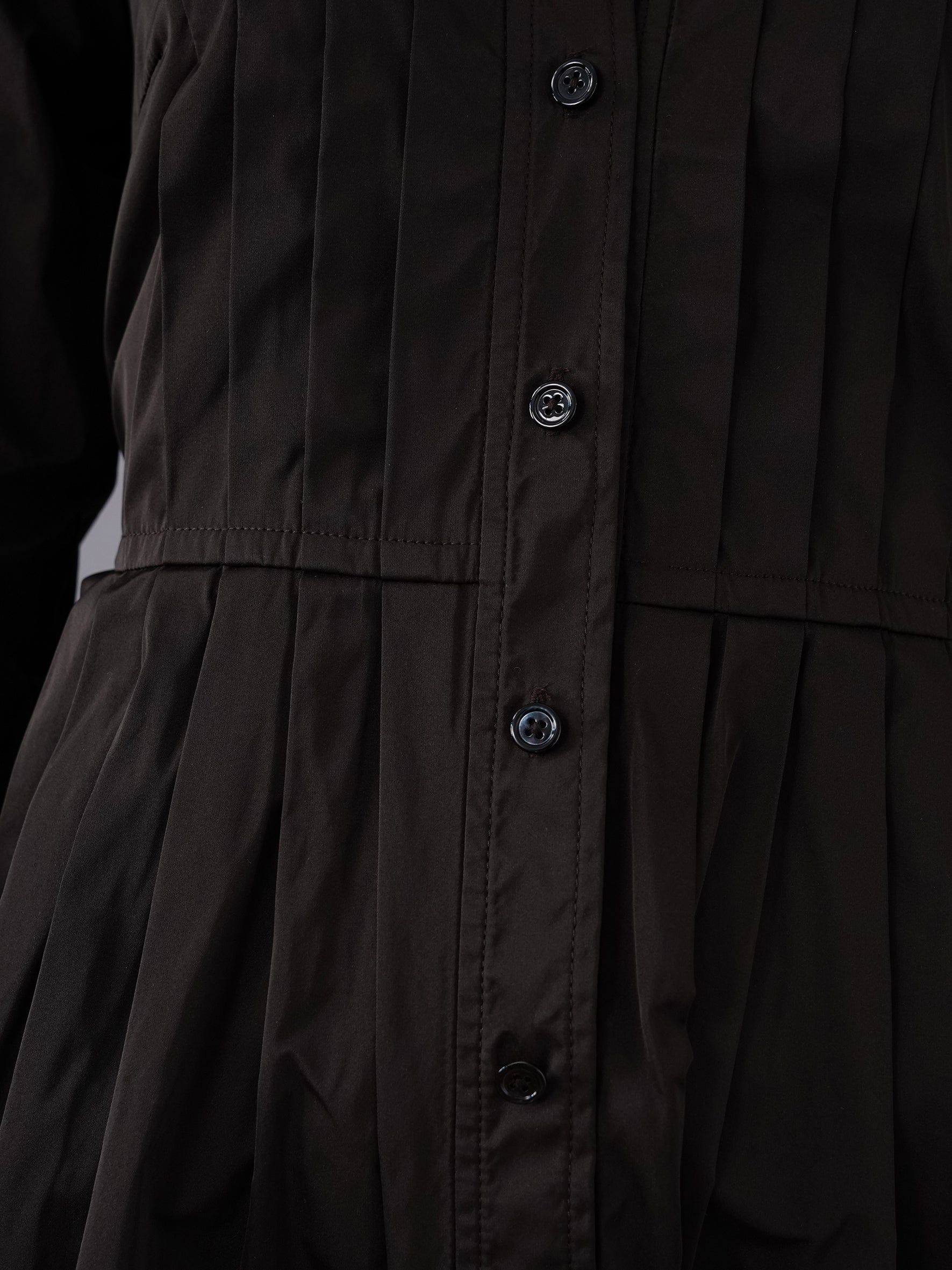Dunkelbraunes Hemdblusenkleid mit Biesen und Faltenrock von ODEEH – Ansicht 4