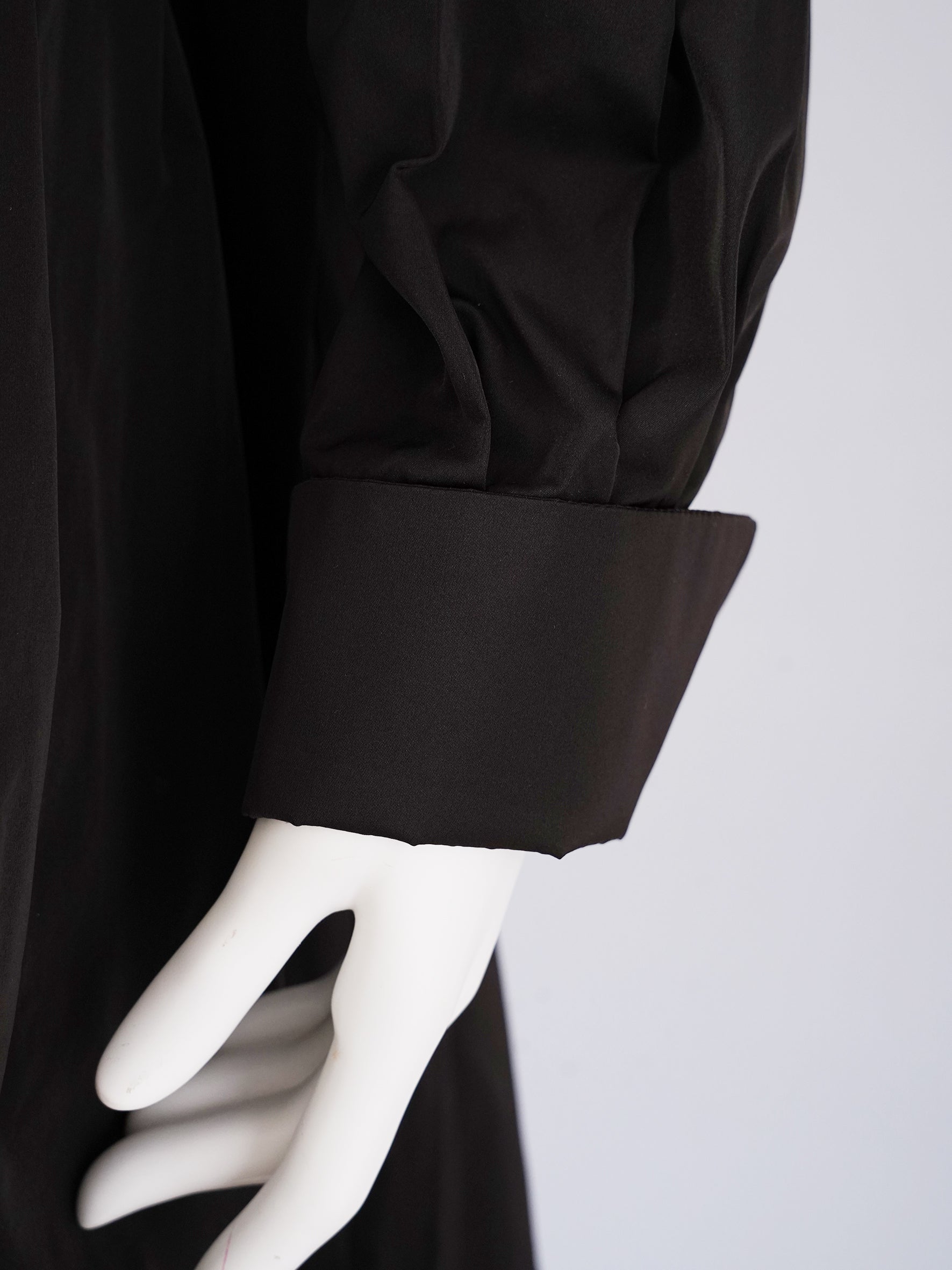 Dunkelbraunes Hemdblusenkleid mit Biesen und Faltenrock von ODEEH – Ansicht 6