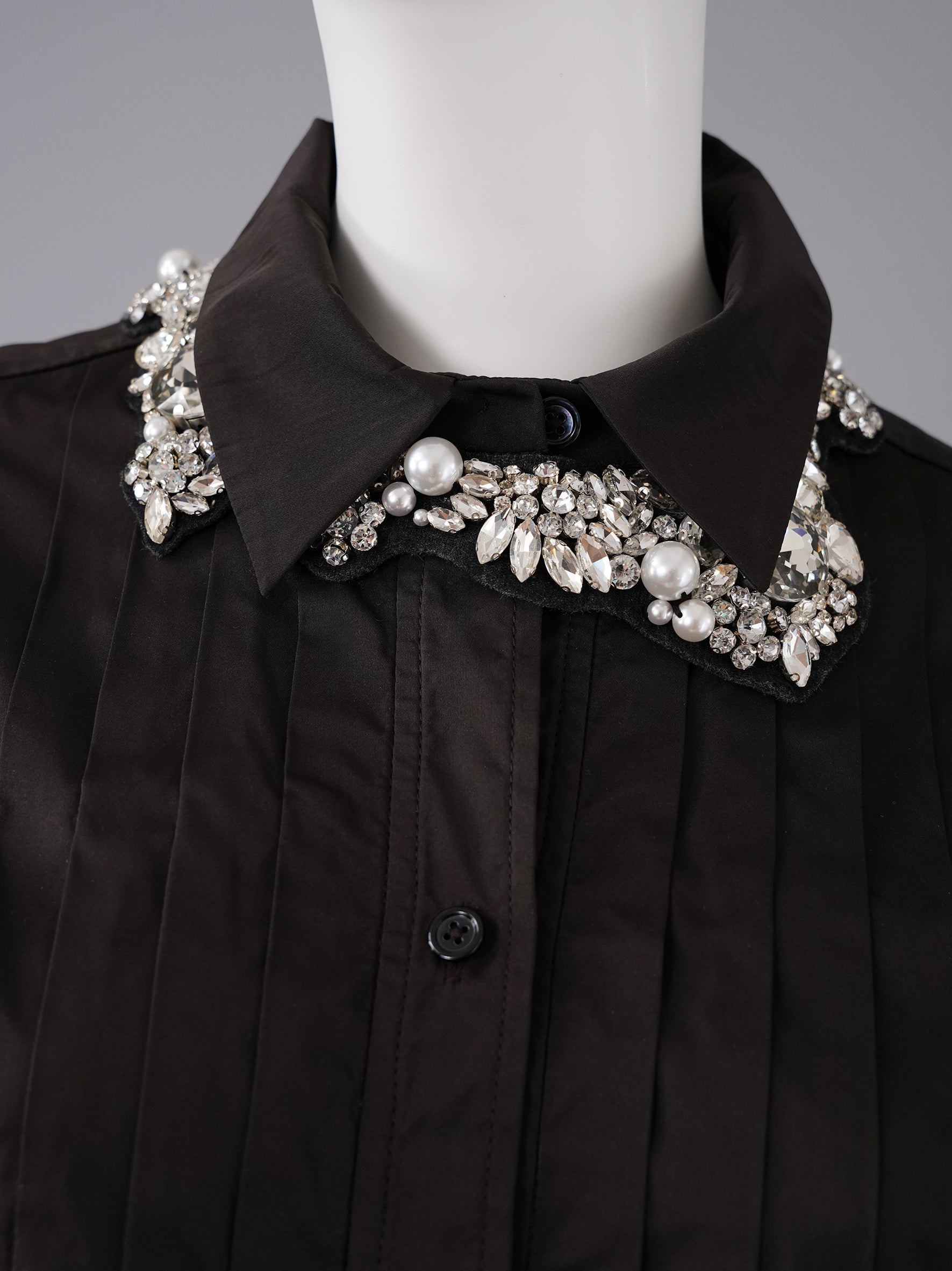 Schwarzes Collier mit Kristallen und Perlen von ODEEH – Ansicht 2