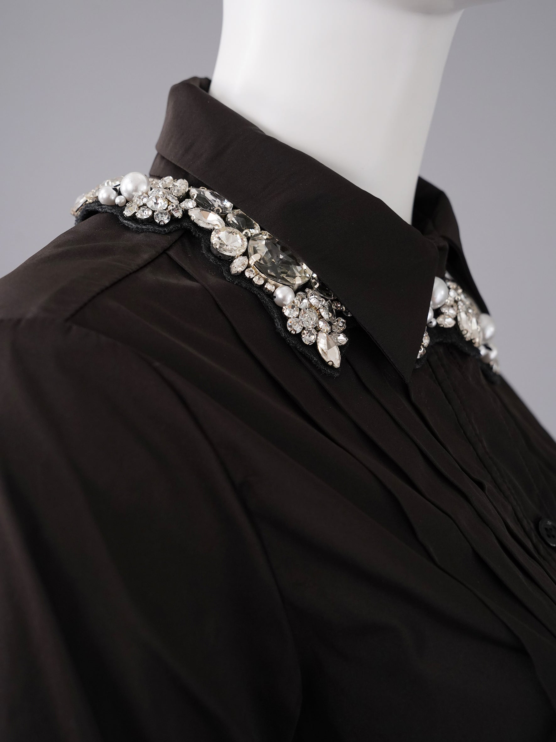 Schwarzes Collier mit Kristallen und Perlen von ODEEH – Ansicht 3