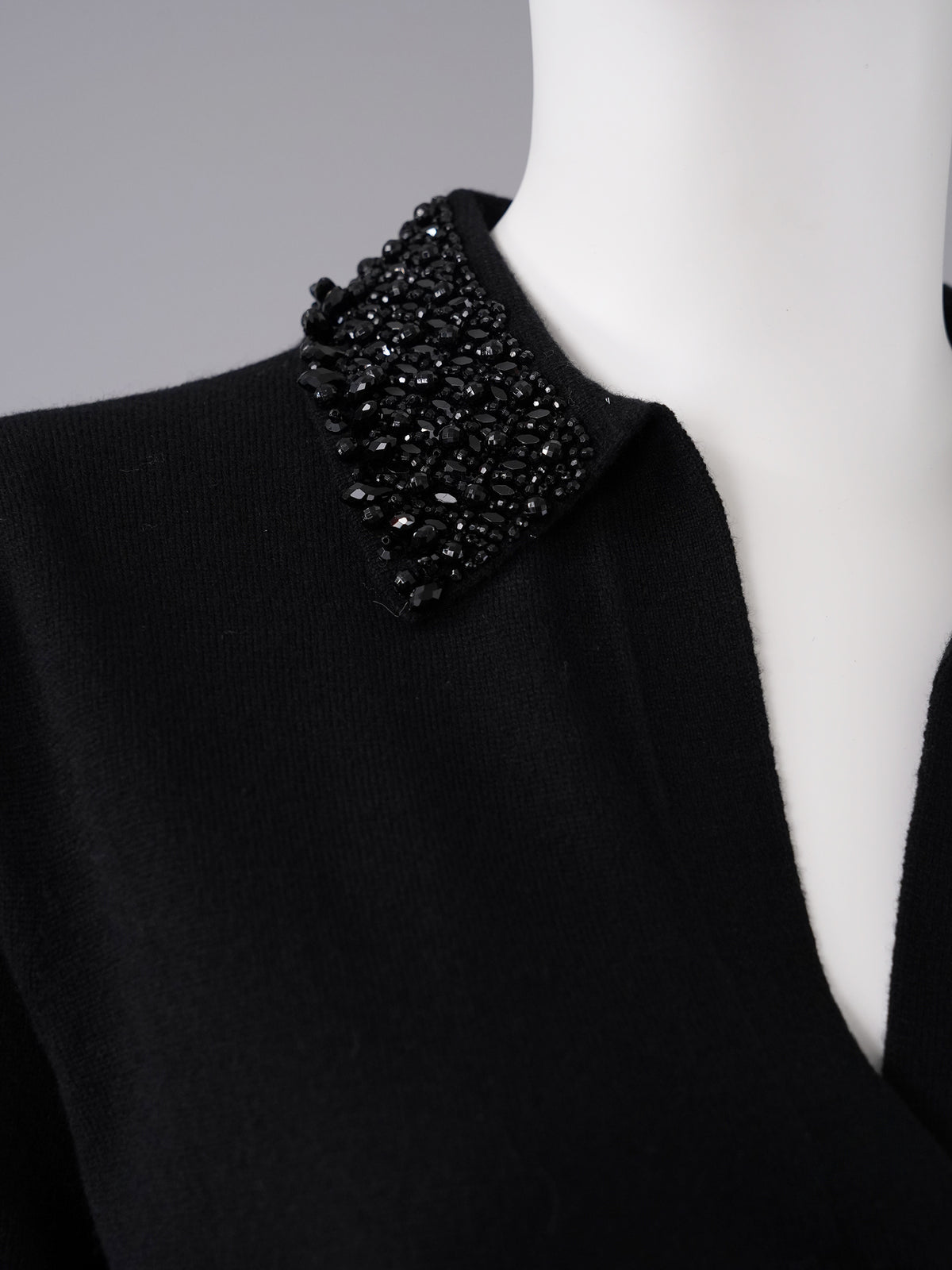 Schwarzes Strick-Polo mit perlenbesetztem Kragen von Semicouture – Ansicht 2
