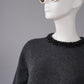 Anthrazitfarbener Pullover mit perlenbesetztem Ausschnitt von Semicouture – Ansicht 3