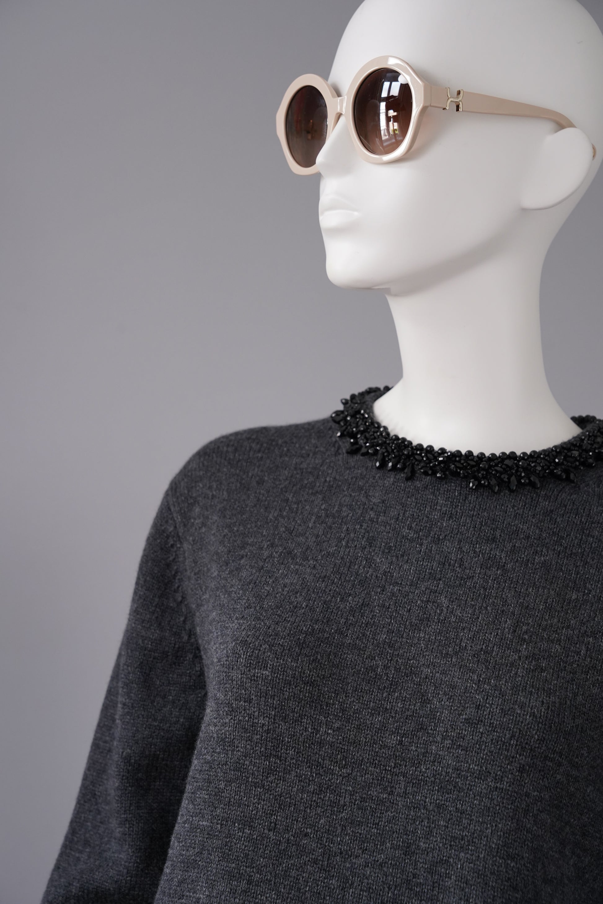 Anthrazitfarbener Pullover mit perlenbesetztem Ausschnitt von Semicouture – Ansicht 3