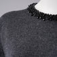 Anthrazitfarbener Pullover mit perlenbesetztem Ausschnitt von Semicouture – Ansicht 2