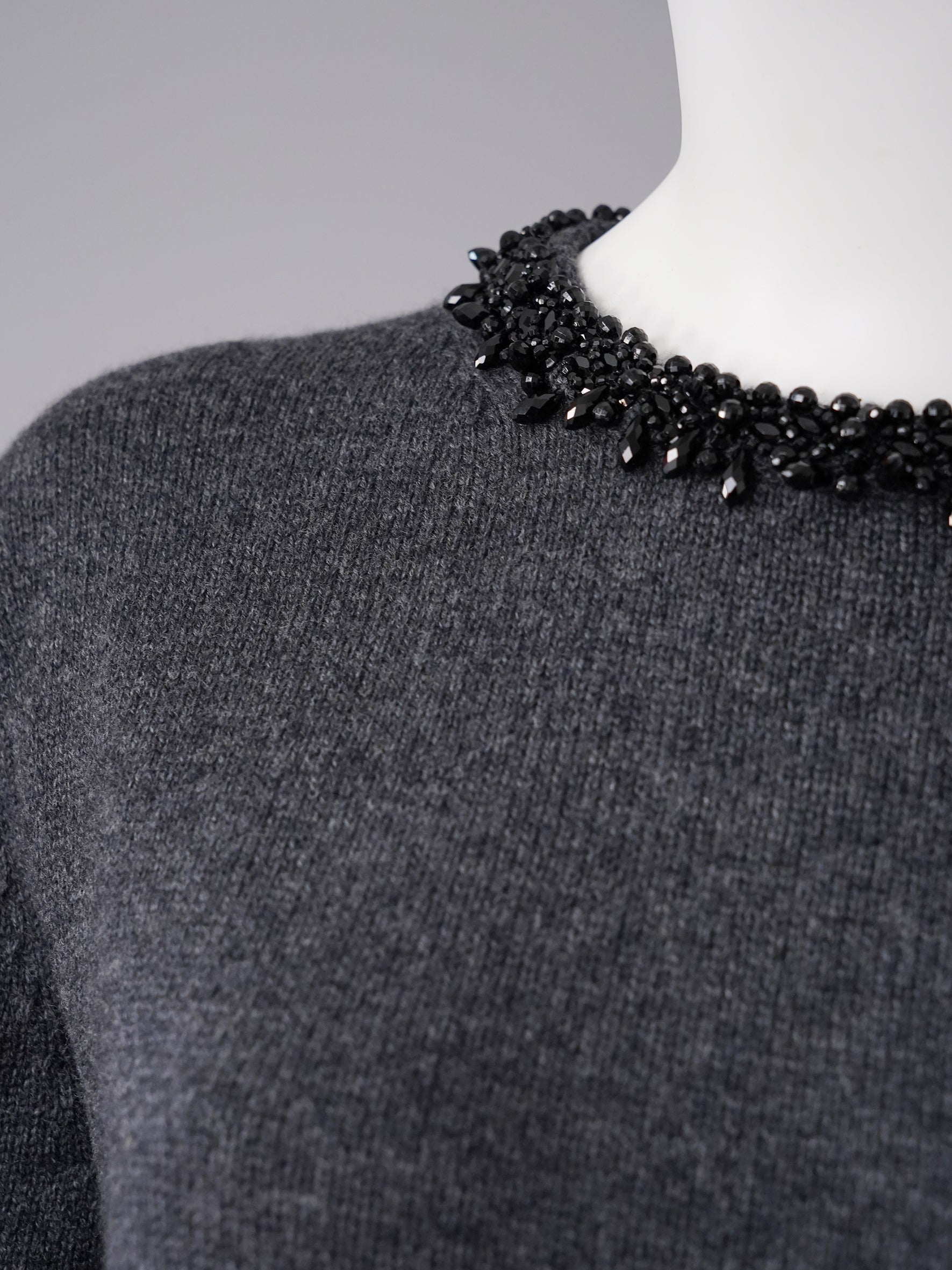 Anthrazitfarbener Pullover mit perlenbesetztem Ausschnitt von Semicouture – Ansicht 2
