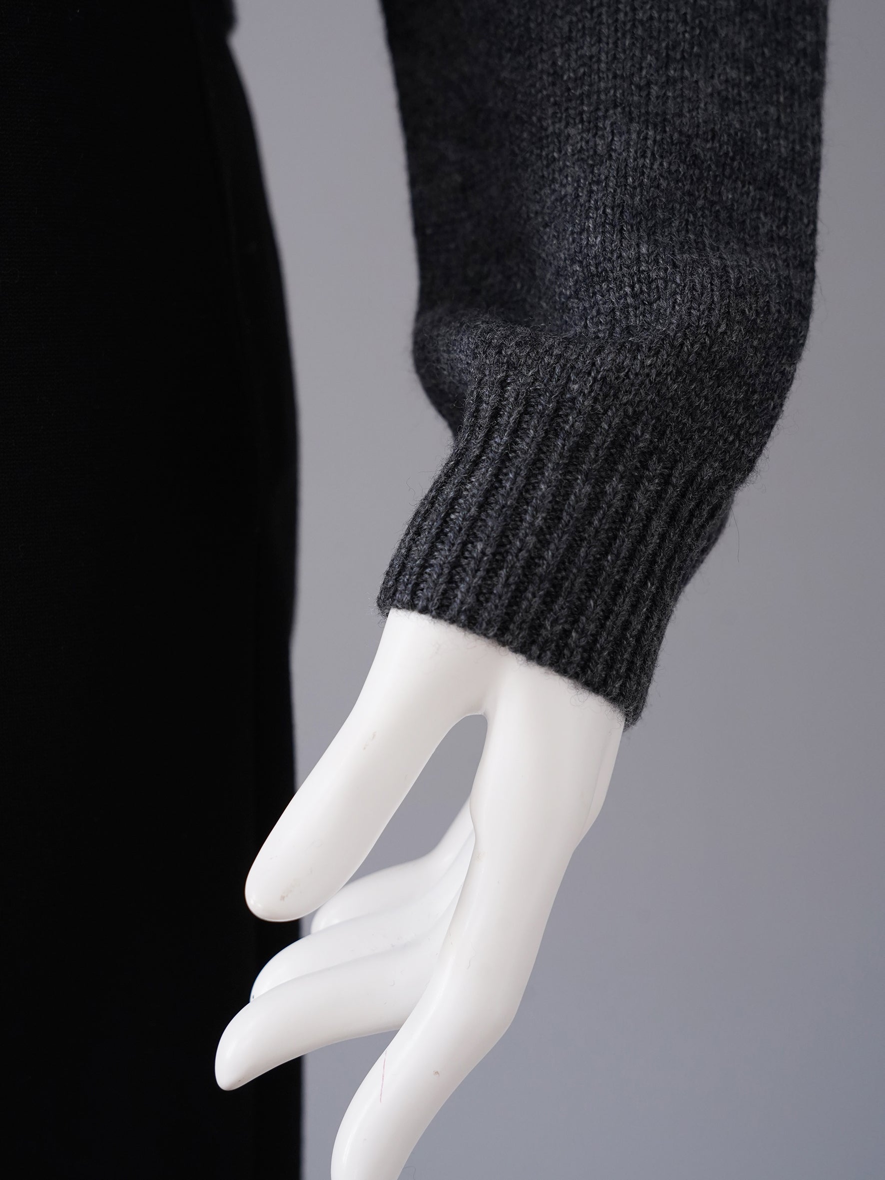 Anthrazitfarbener Pullover mit perlenbesetztem Ausschnitt von Semicouture – Ansicht 4