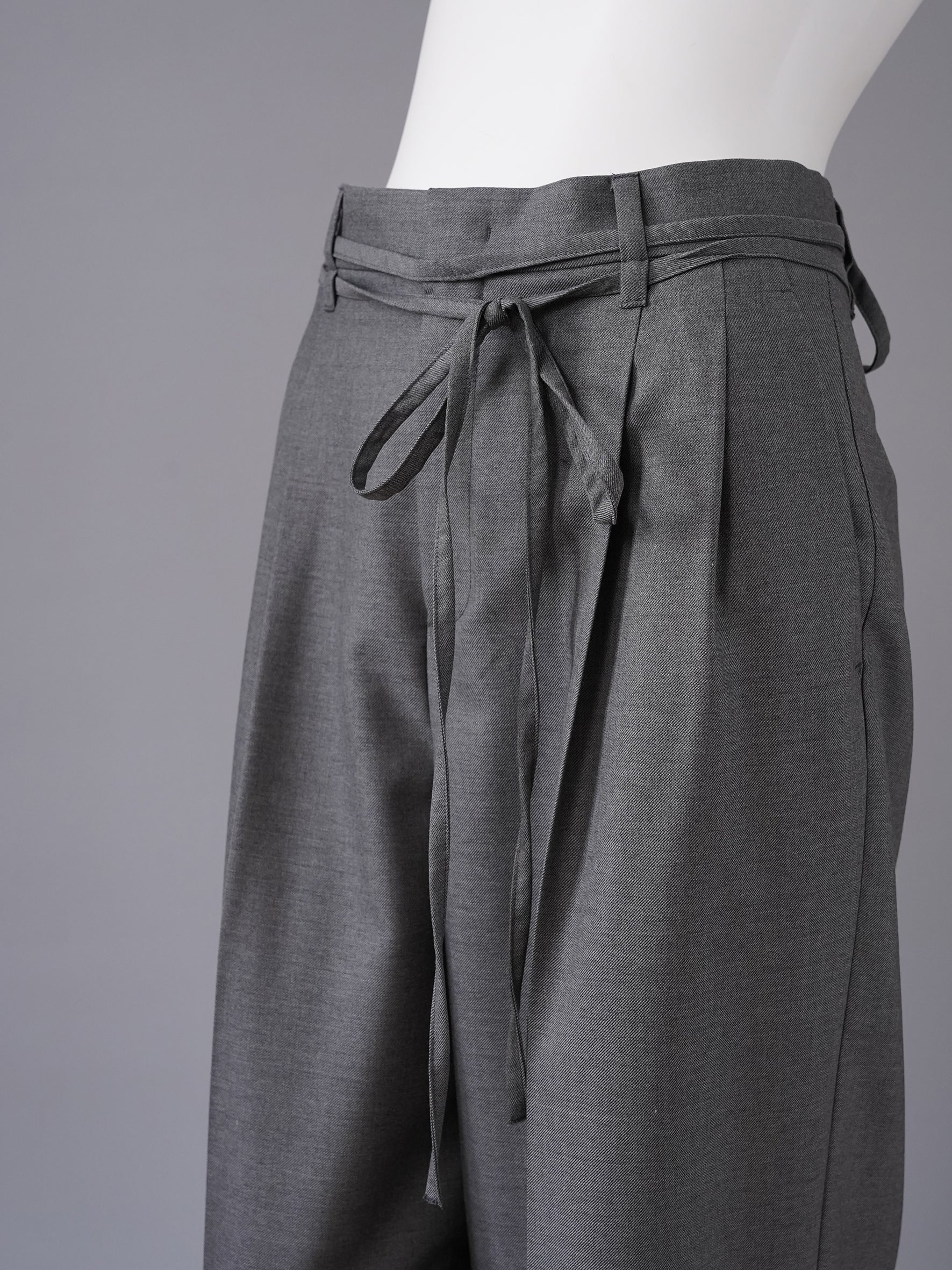Graue Wollhose "Noa" mit Bindegürtel und Bundfalte von Rossi – Ansicht 2