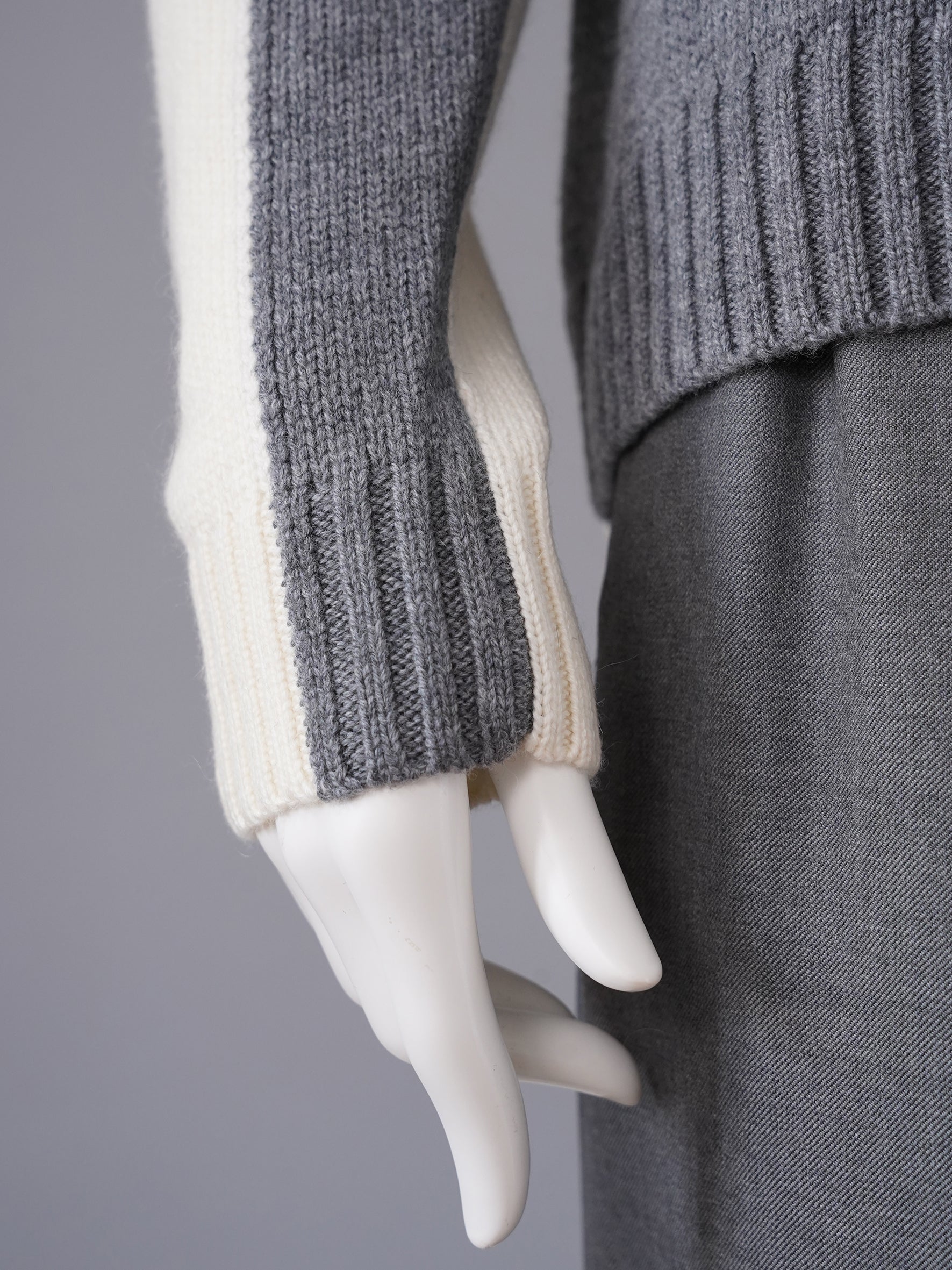 Zweifarbiger Stehkragenpullover in Grau und Wollweiß von Semicouture – Ansicht 2