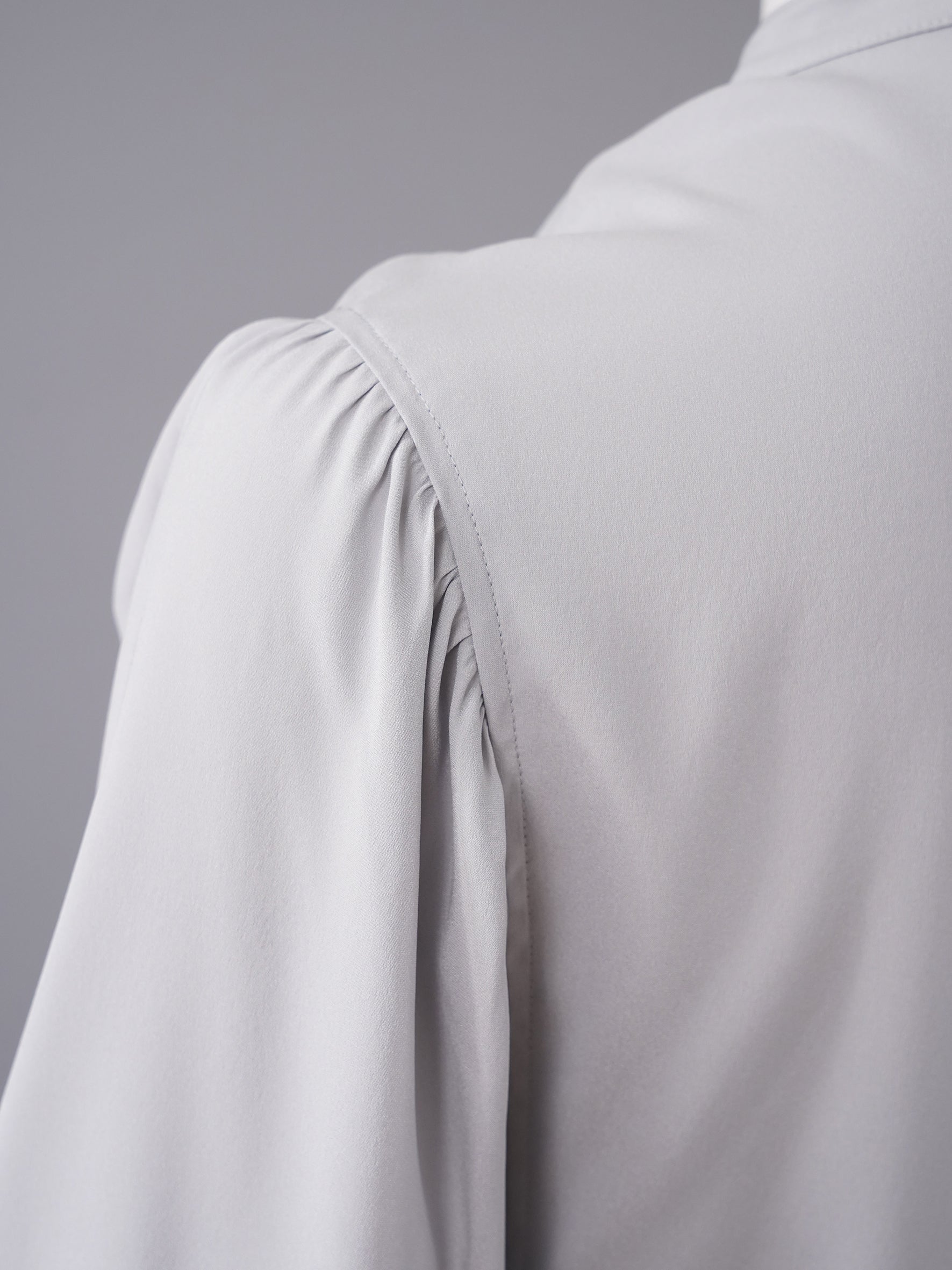Graue Seidenbluse mit Ballonärmeln von Alcidia da Veiga – Ansicht 4