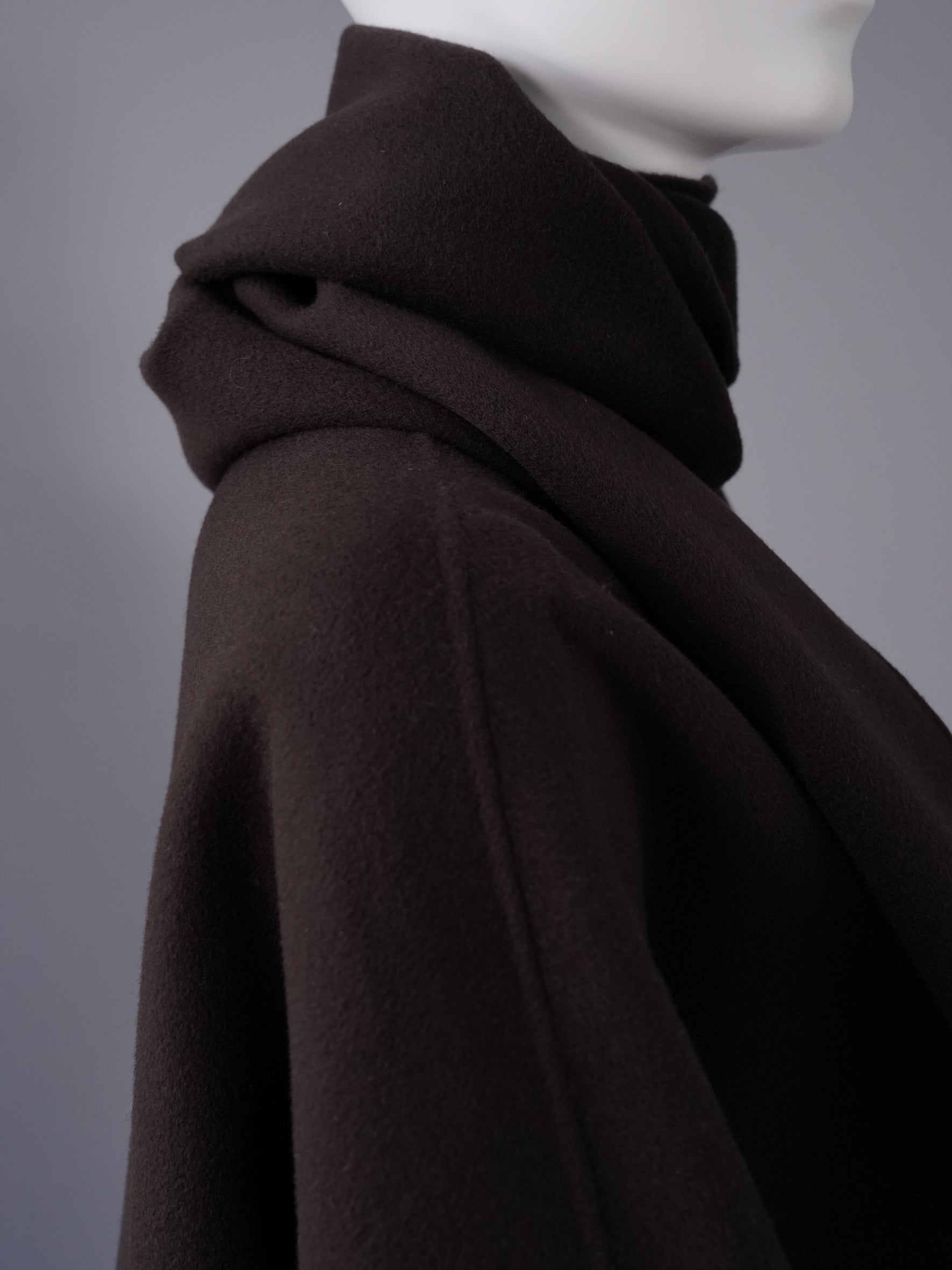 Schokoladenbraune Wolljacke mit abnehmbarem Schal von FFC – Ansicht 4