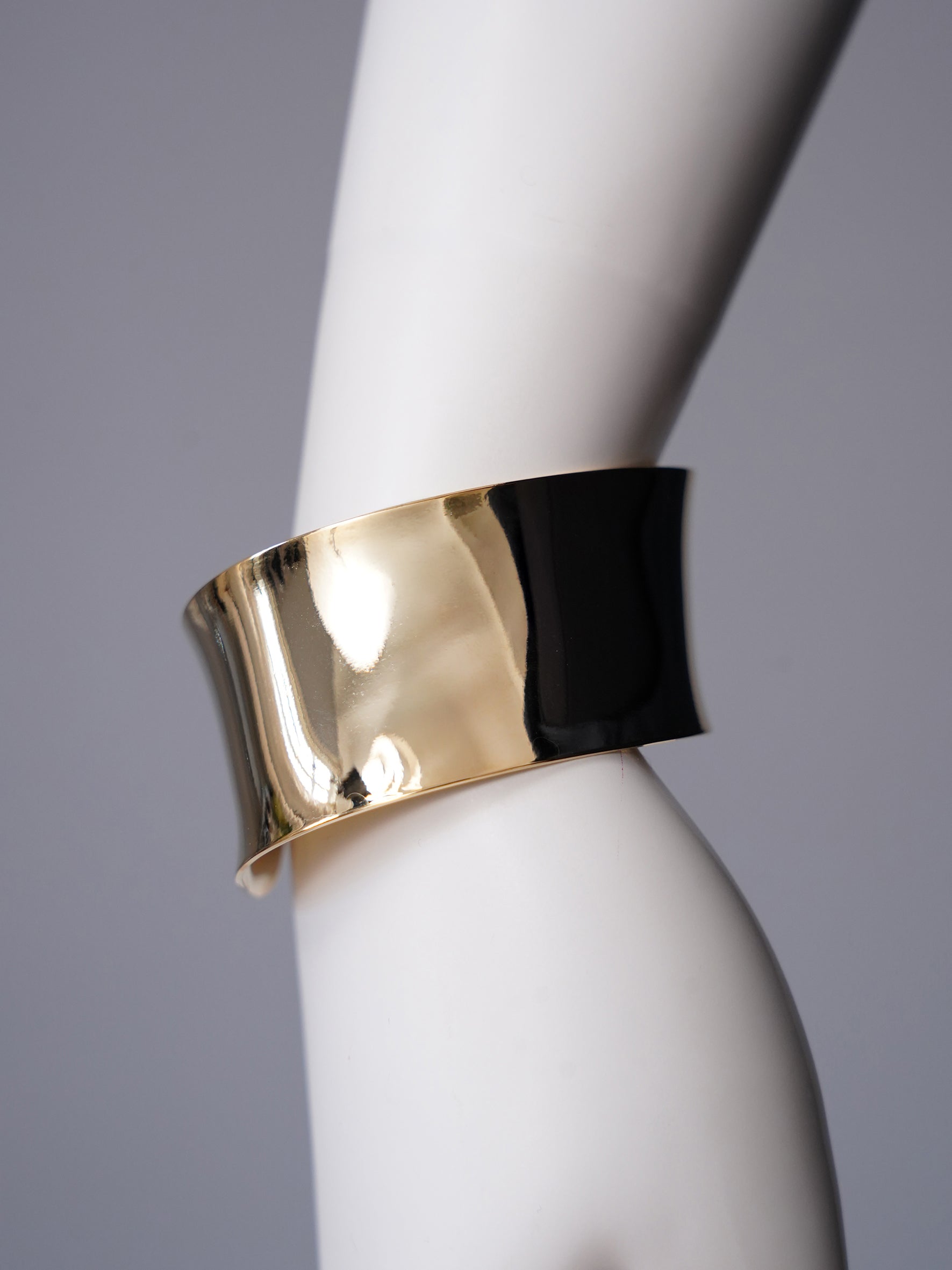 Goldener breiter Armreif von Semicouture – Ansicht 2