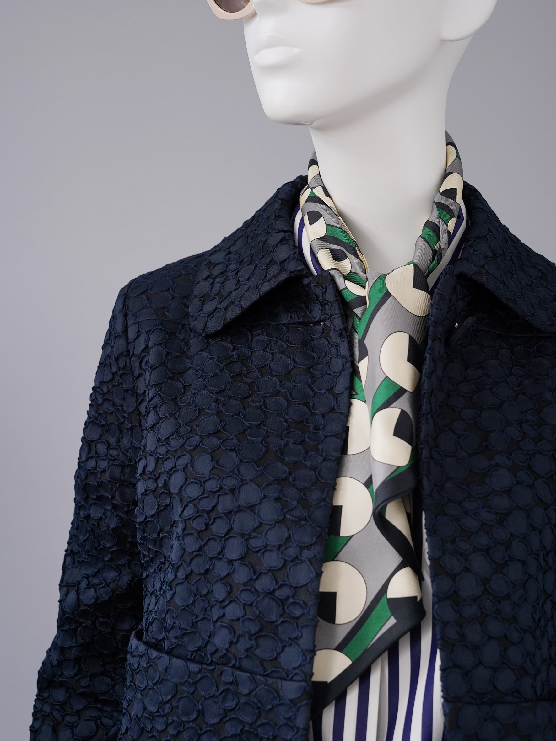 Dunkelblaue Kurzjacke mit Bubikragen und Struktur von ODEEH – Ansicht 5