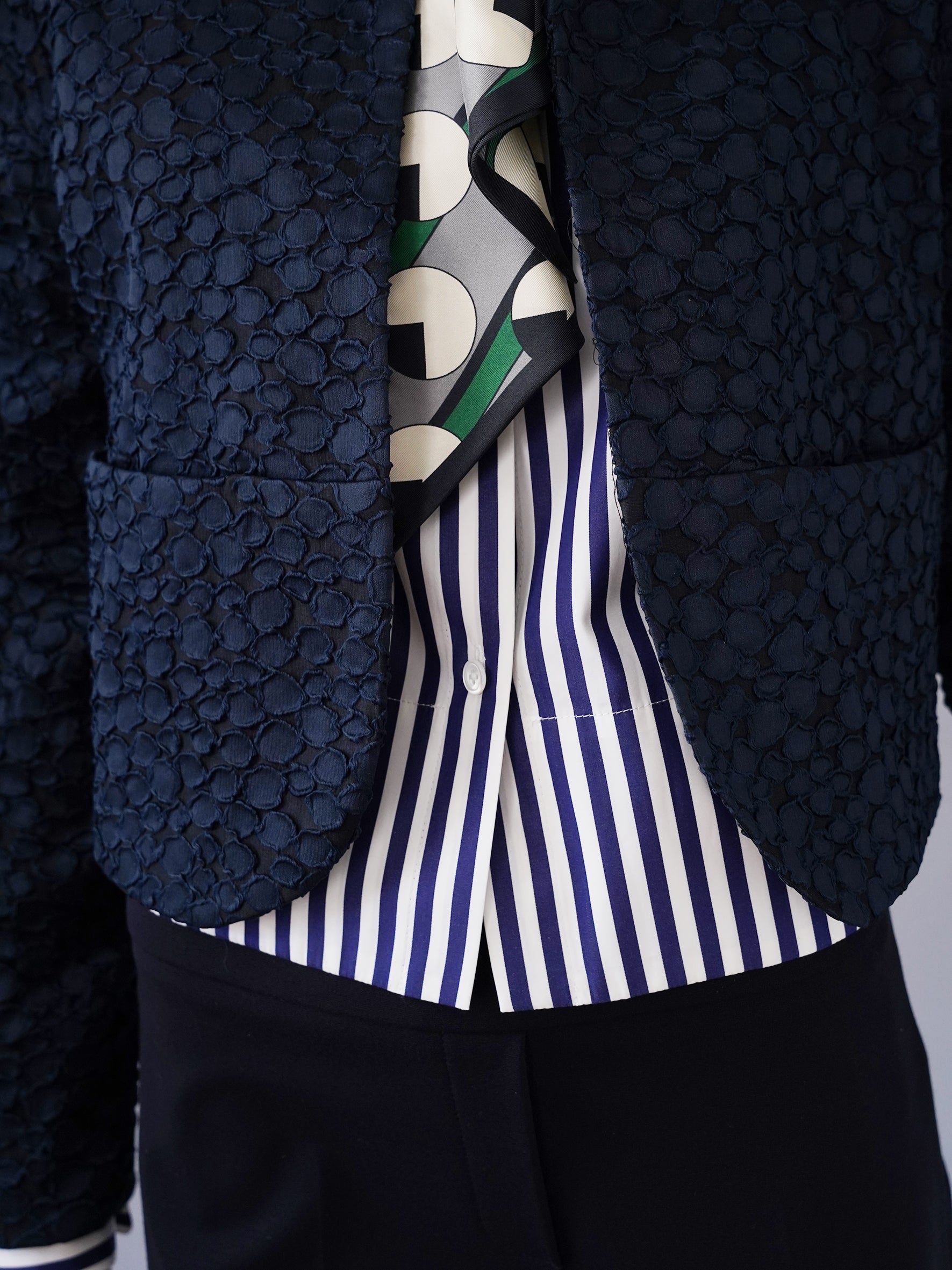Dunkelblaue Kurzjacke mit Bubikragen und Struktur von ODEEH – Ansicht 6