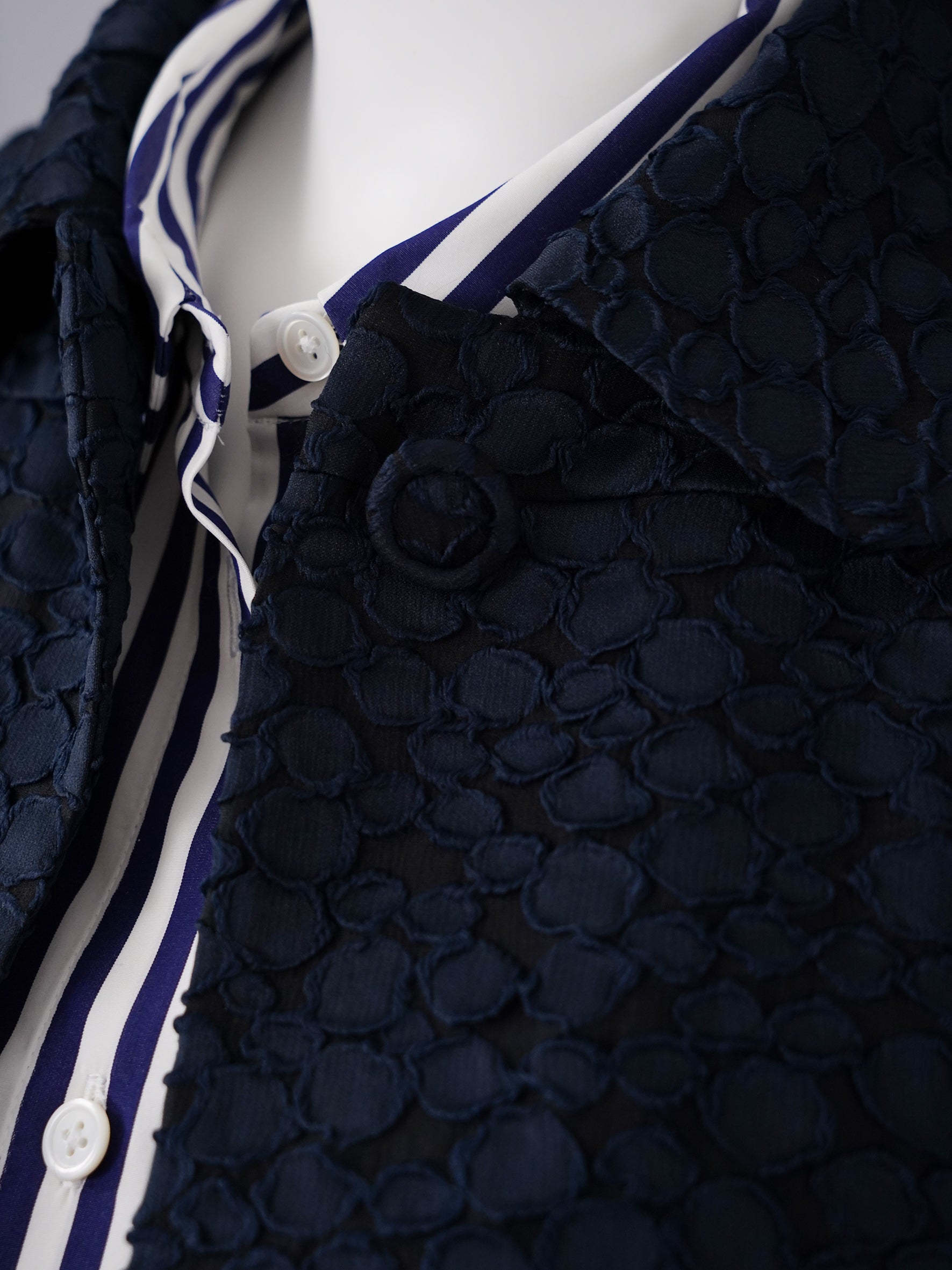 Dunkelblaue Kurzjacke mit Bubikragen und Struktur von ODEEH – Ansicht 2