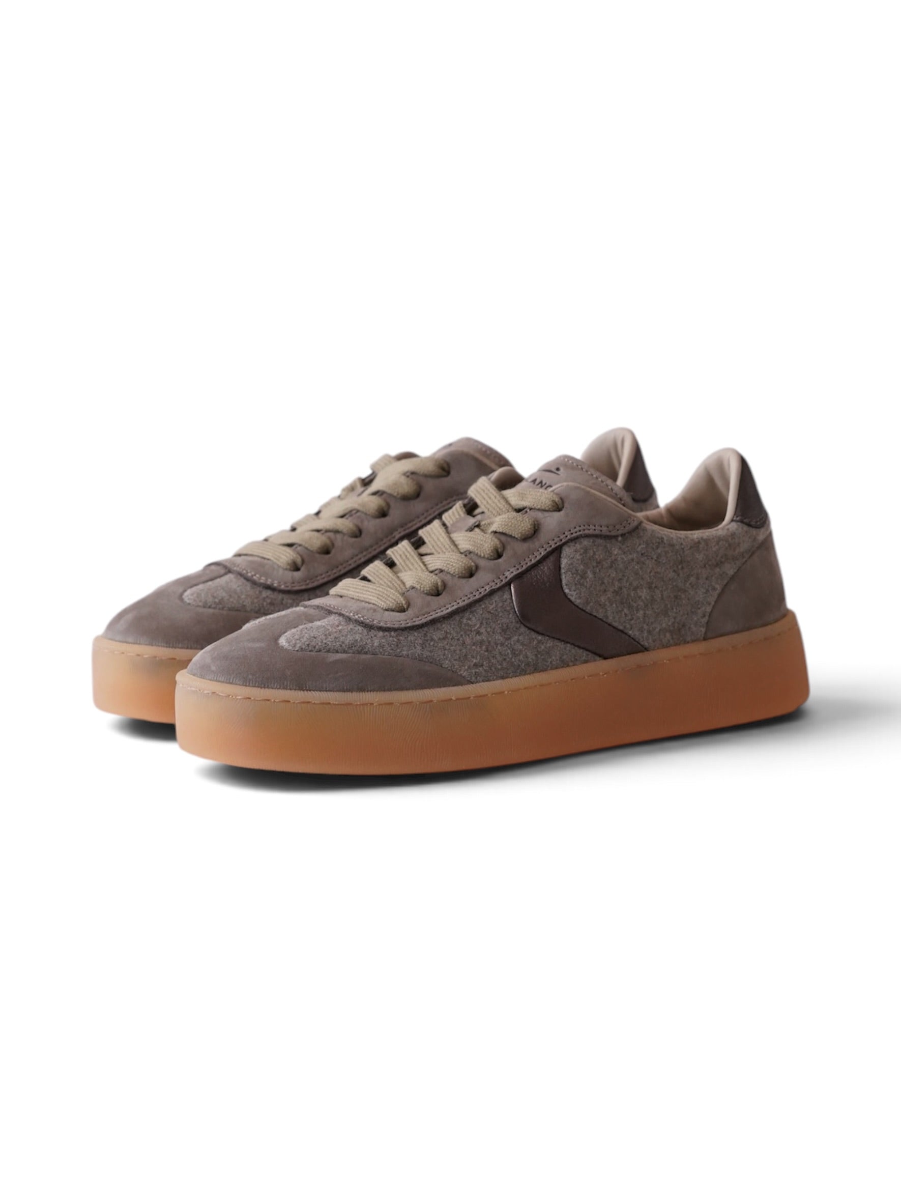 Taupefarbener Sneaker „Mind“ mit bronzefarbenen Details von Voile Blanche
