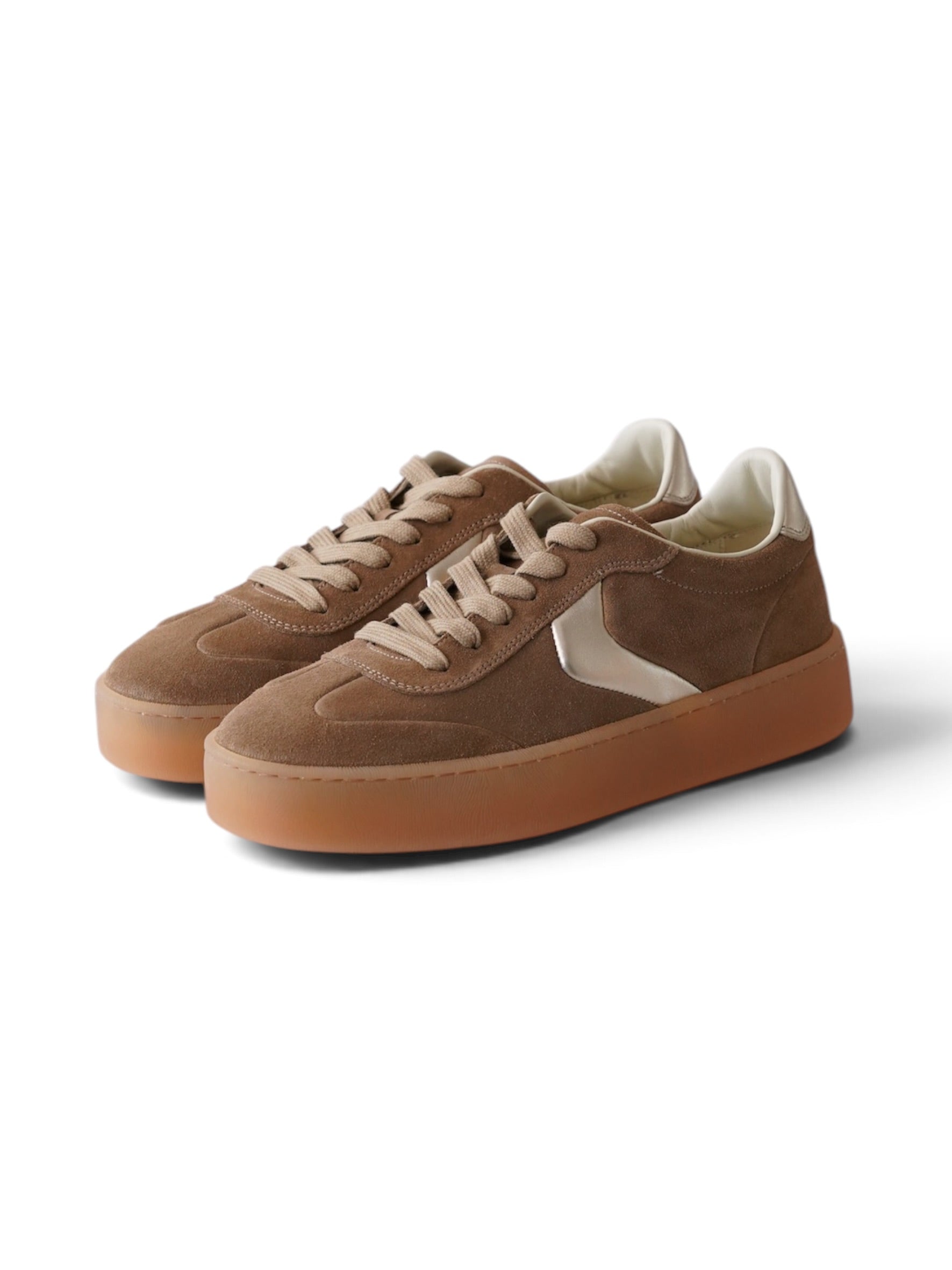 Sandfarbener Velour-Sneaker „Mind“ mit silberfarbenen Details von Voile Blanche