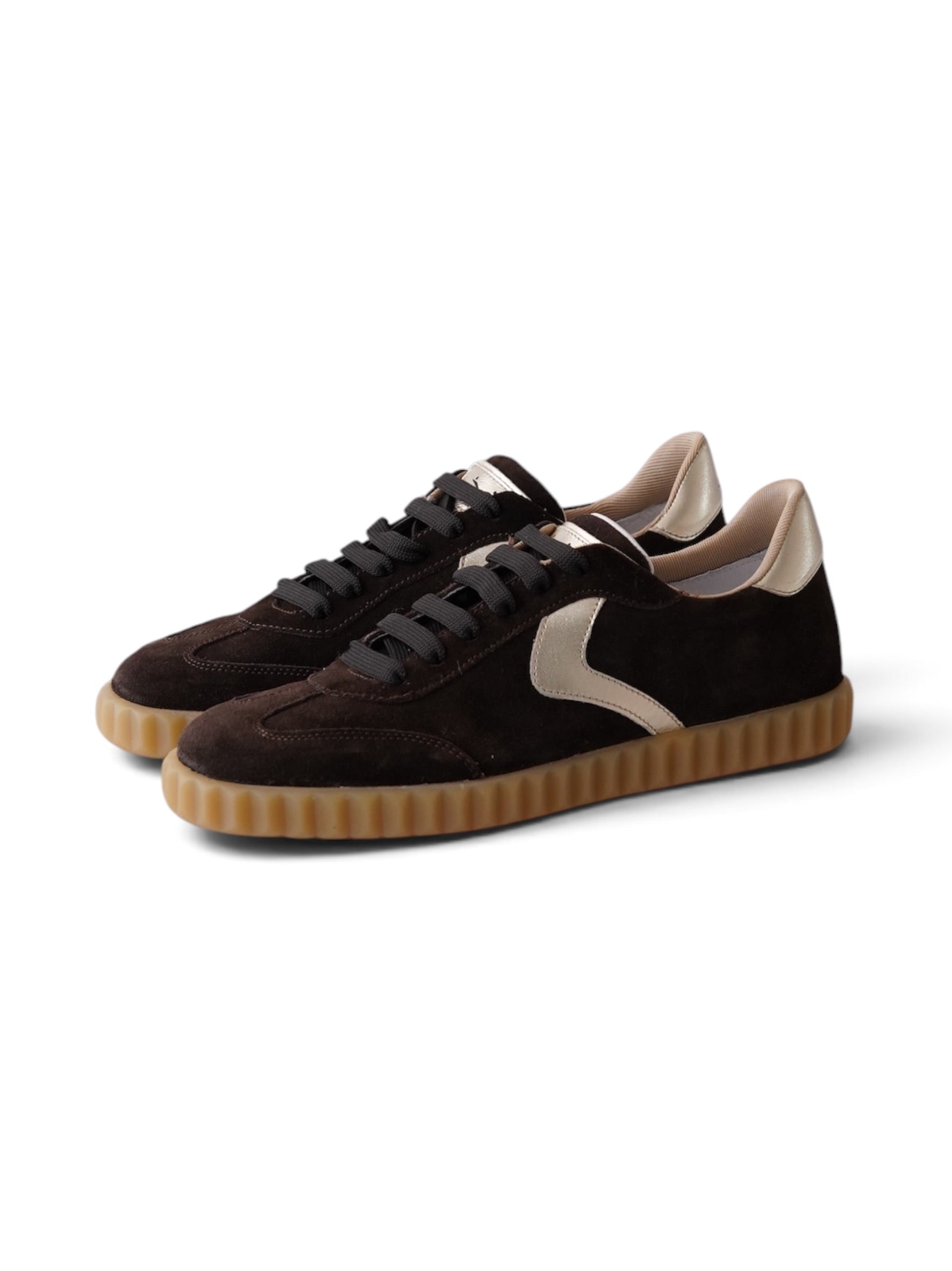Dunkelbrauner Velour-Sneaker „Ines“ mit goldenen Details von Voile Blanche