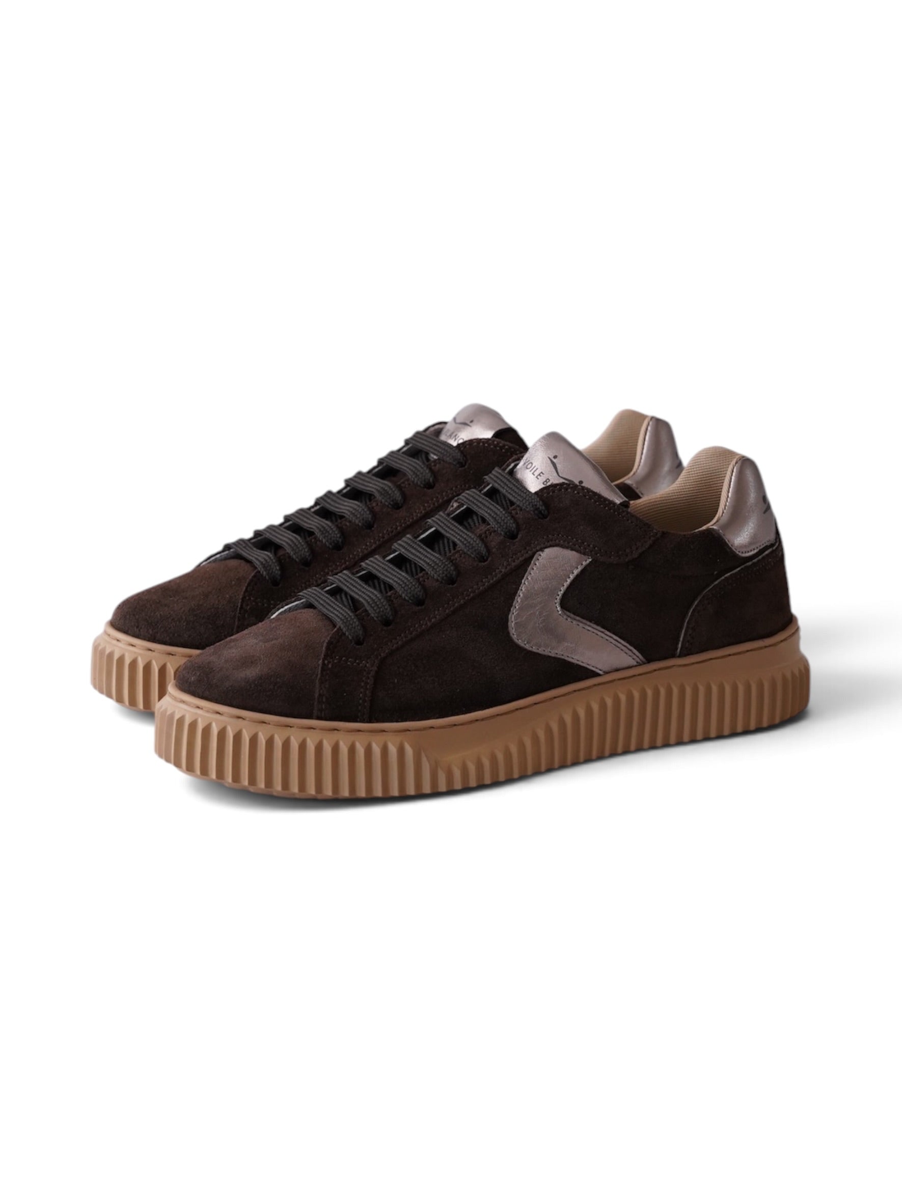 Dunkelbrauner Velour-Sneaker „Lipari“ mit bronzefarbenen Details von Voile Blanche