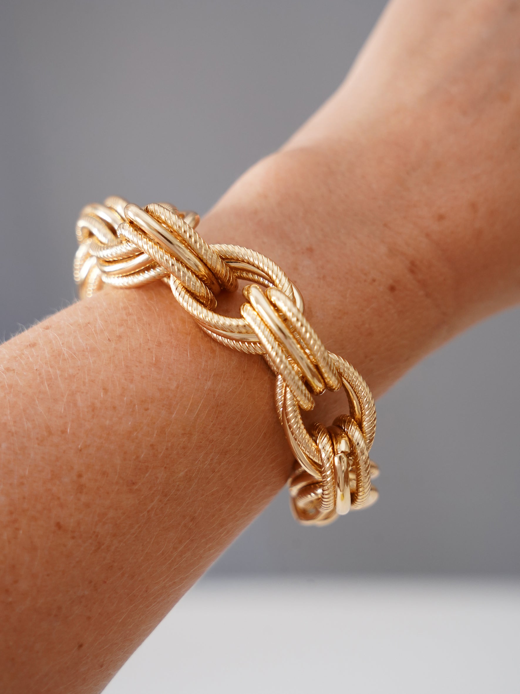 Goldenes Gliederarmband mit Doppelgliedern von Semicouture – Ansicht 2