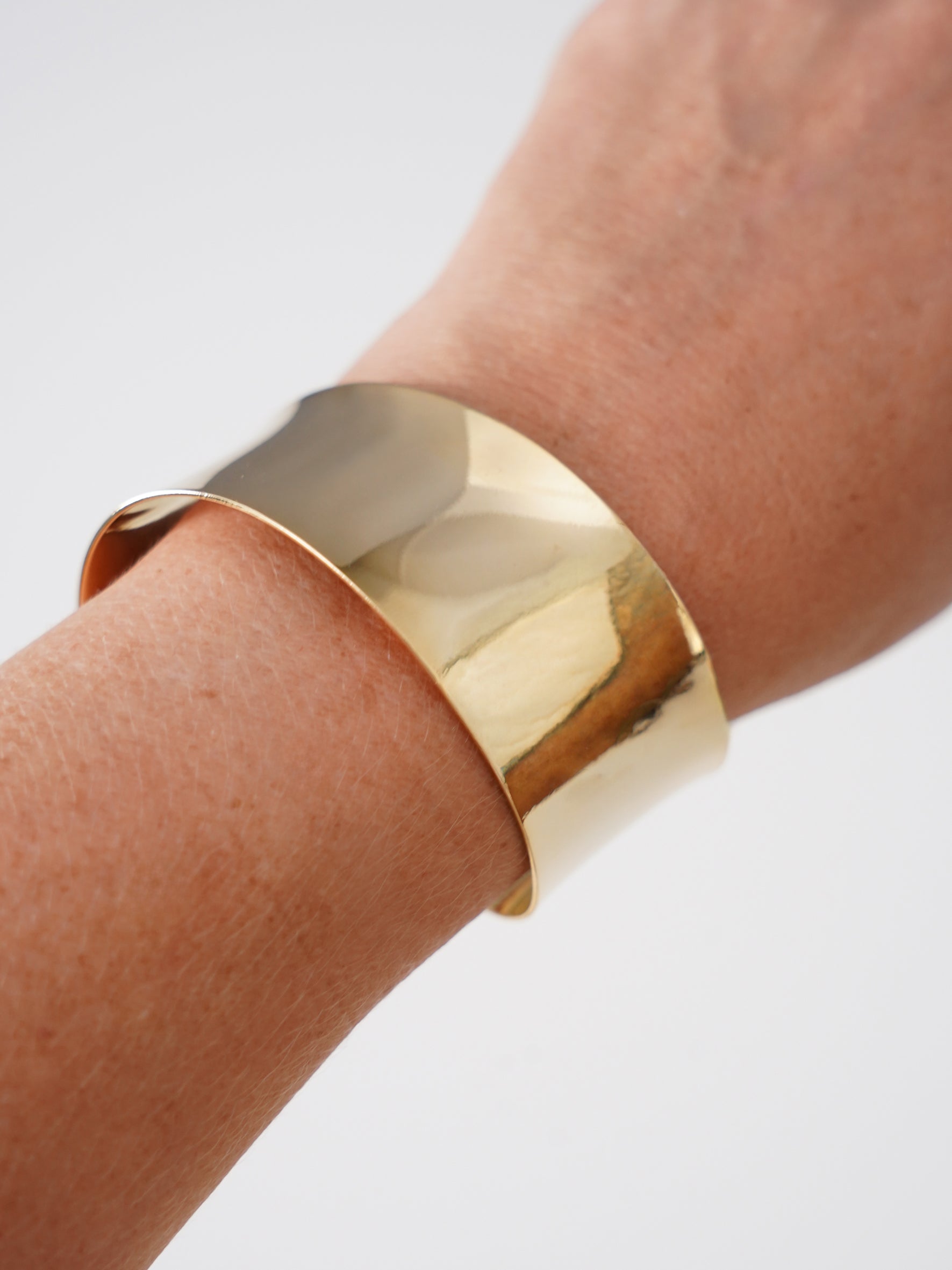 Goldener breiter Armreif von Semicouture