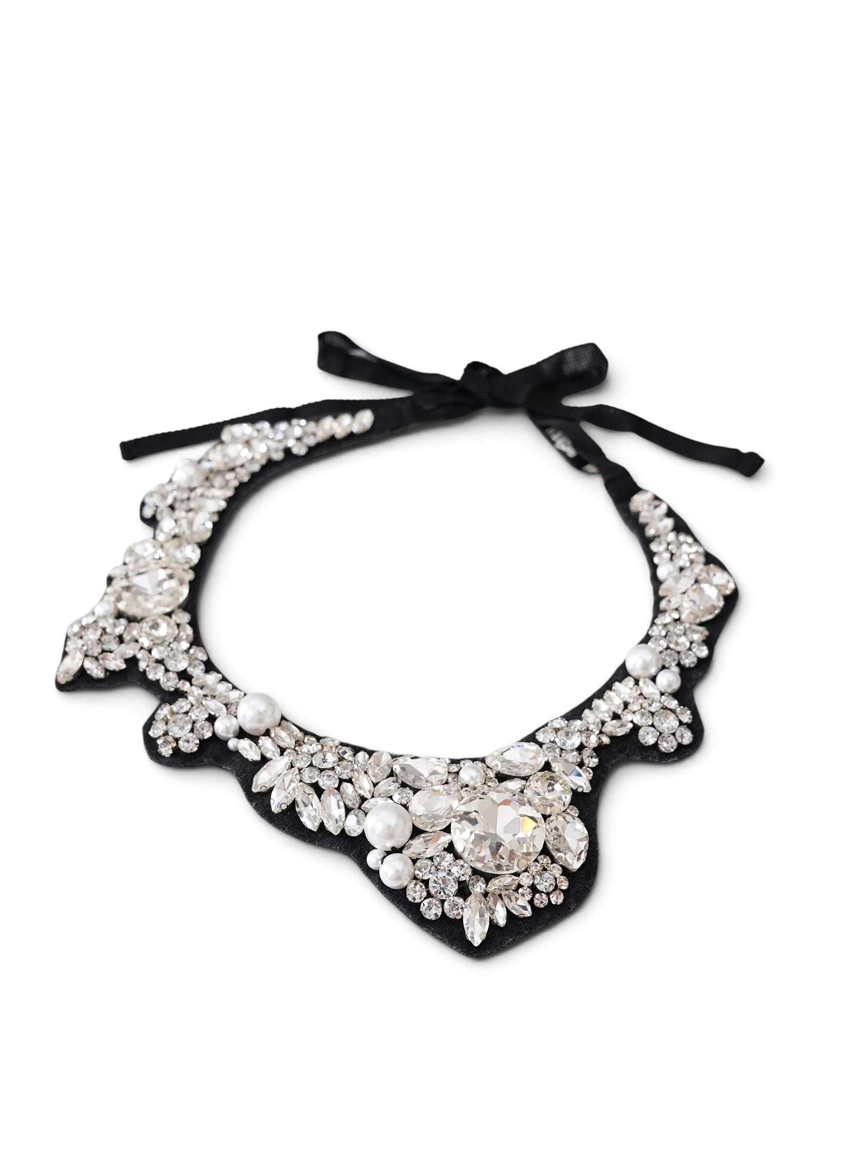 Schwarzes Collier mit Kristallen und Perlen von ODEEH