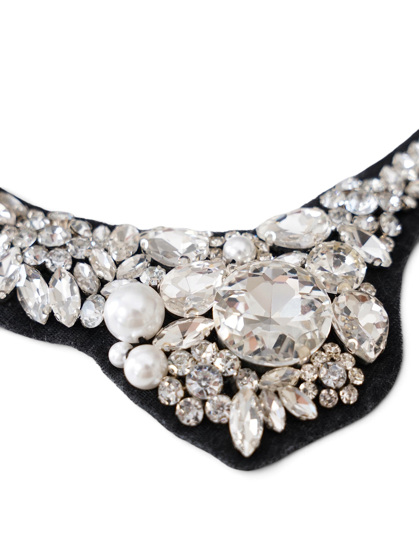 Schwarzes Collier mit Kristallen und Perlen von ODEEH – Ansicht 4