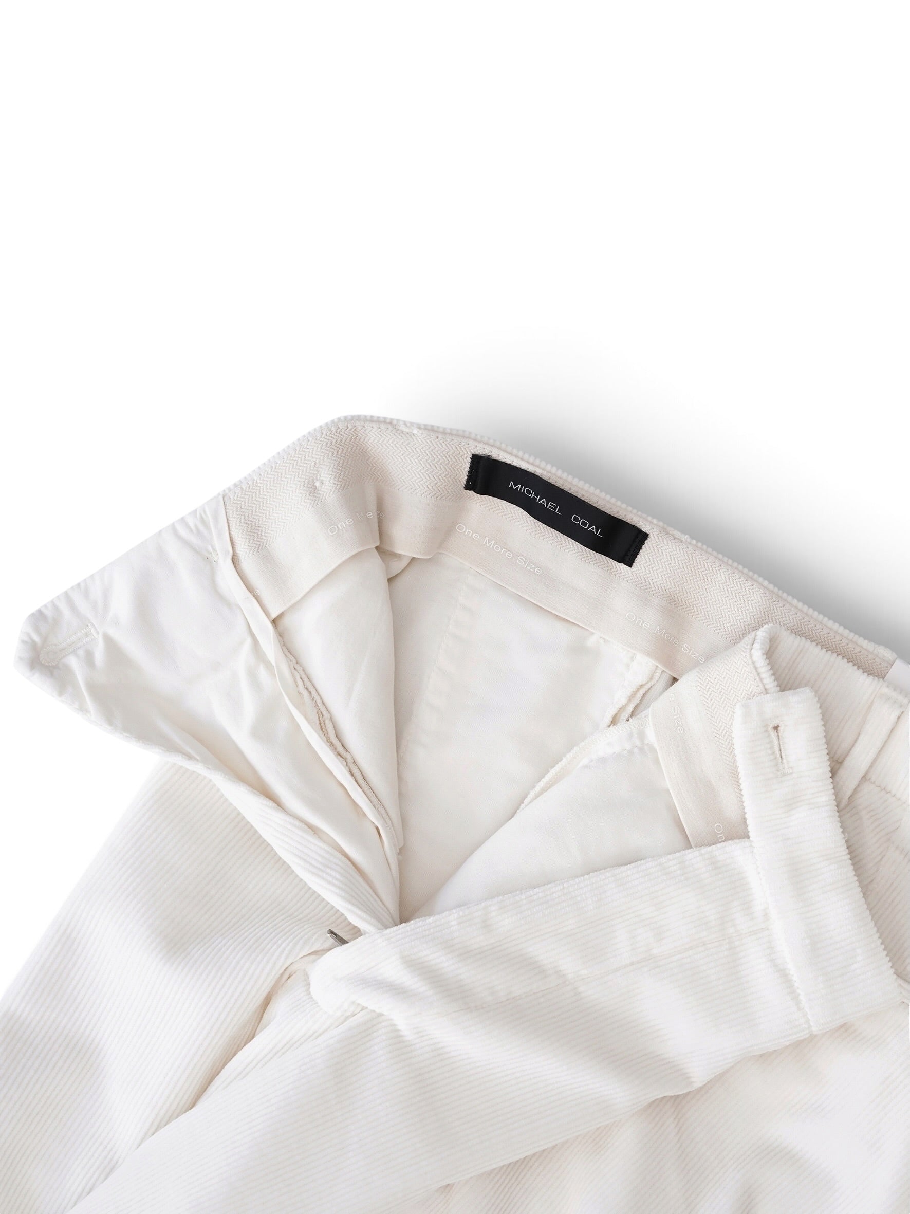 Cremefarbene Cordhose von Michael Coal – Seitenansicht mit hinterer Paspeltasche