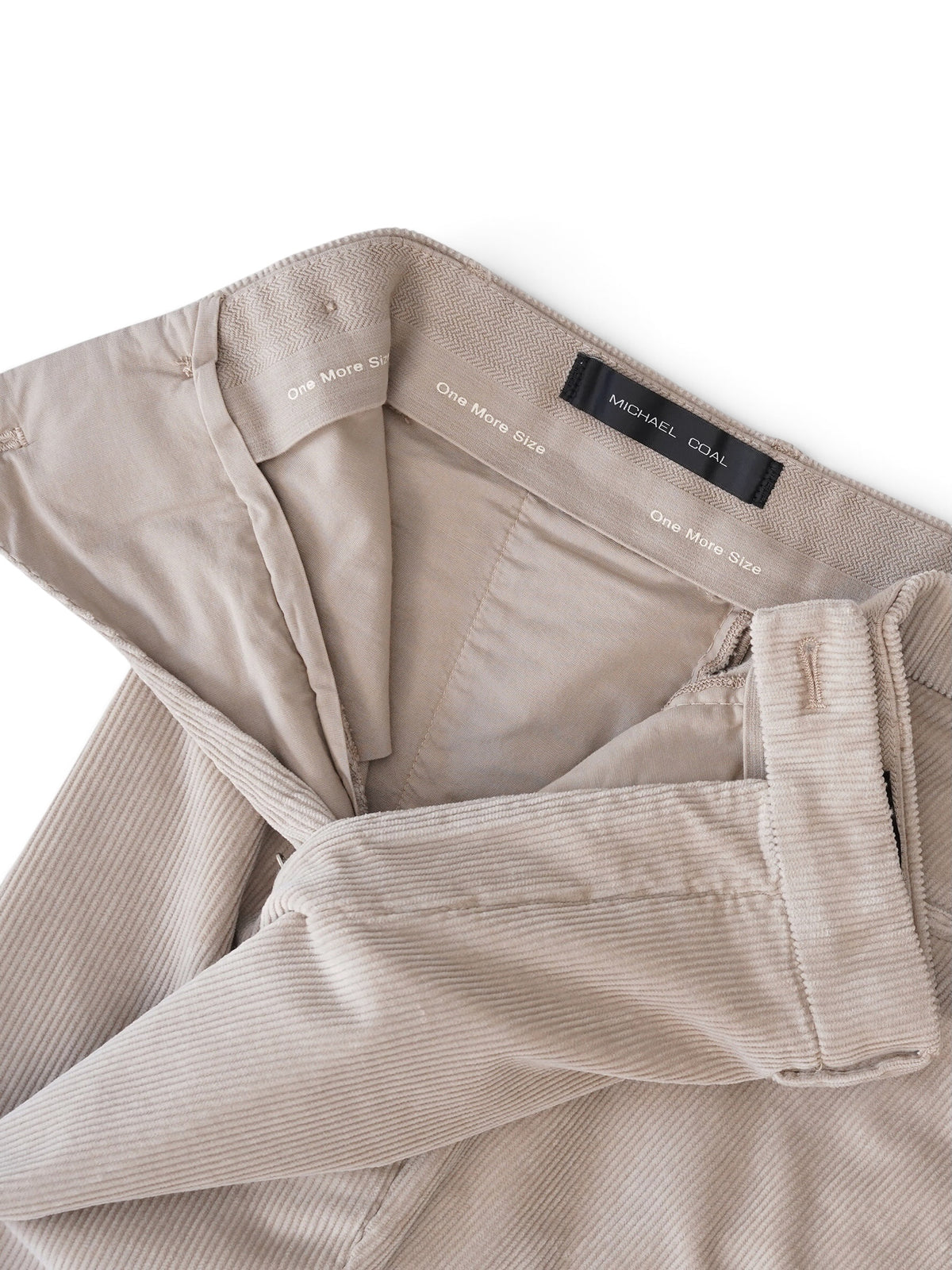 Sandfarbene Cordhose von Michael Coal – geöffneter Bund mit One-More-Size-Stretchband und hinterer Paspeltasche