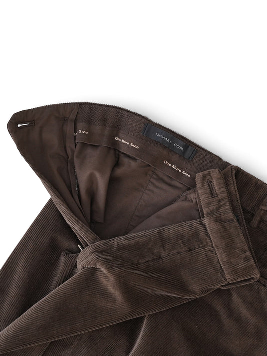 Dunkelbraune Cordhose von Michael Coal – geöffneter Bund mit One-More-Size-Stretchband und hinterer Paspeltasche
