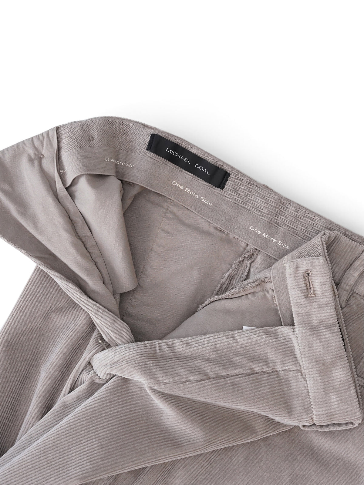 Greigefarbene Cordhose von Michael Coal – Seitenansicht mit hinterer Paspeltasche