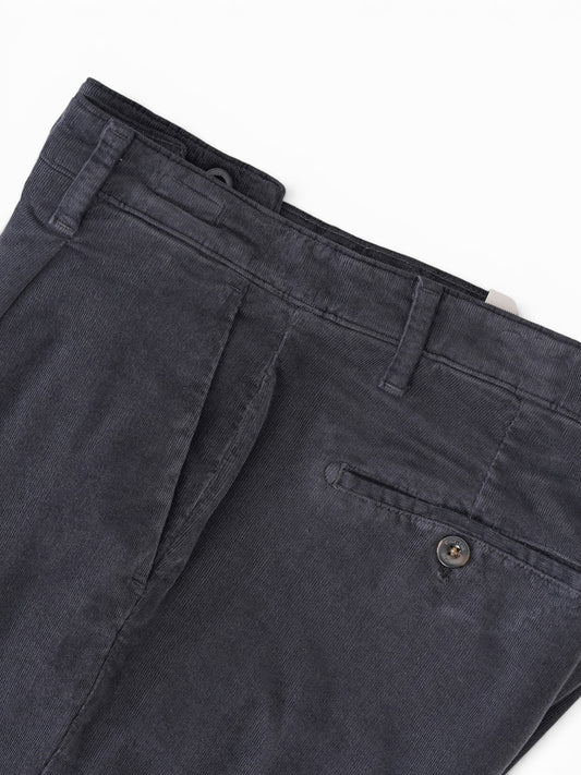 Blaugraue Feincord-Hose mit Bundfalte von Four.ten – Ansicht 2
