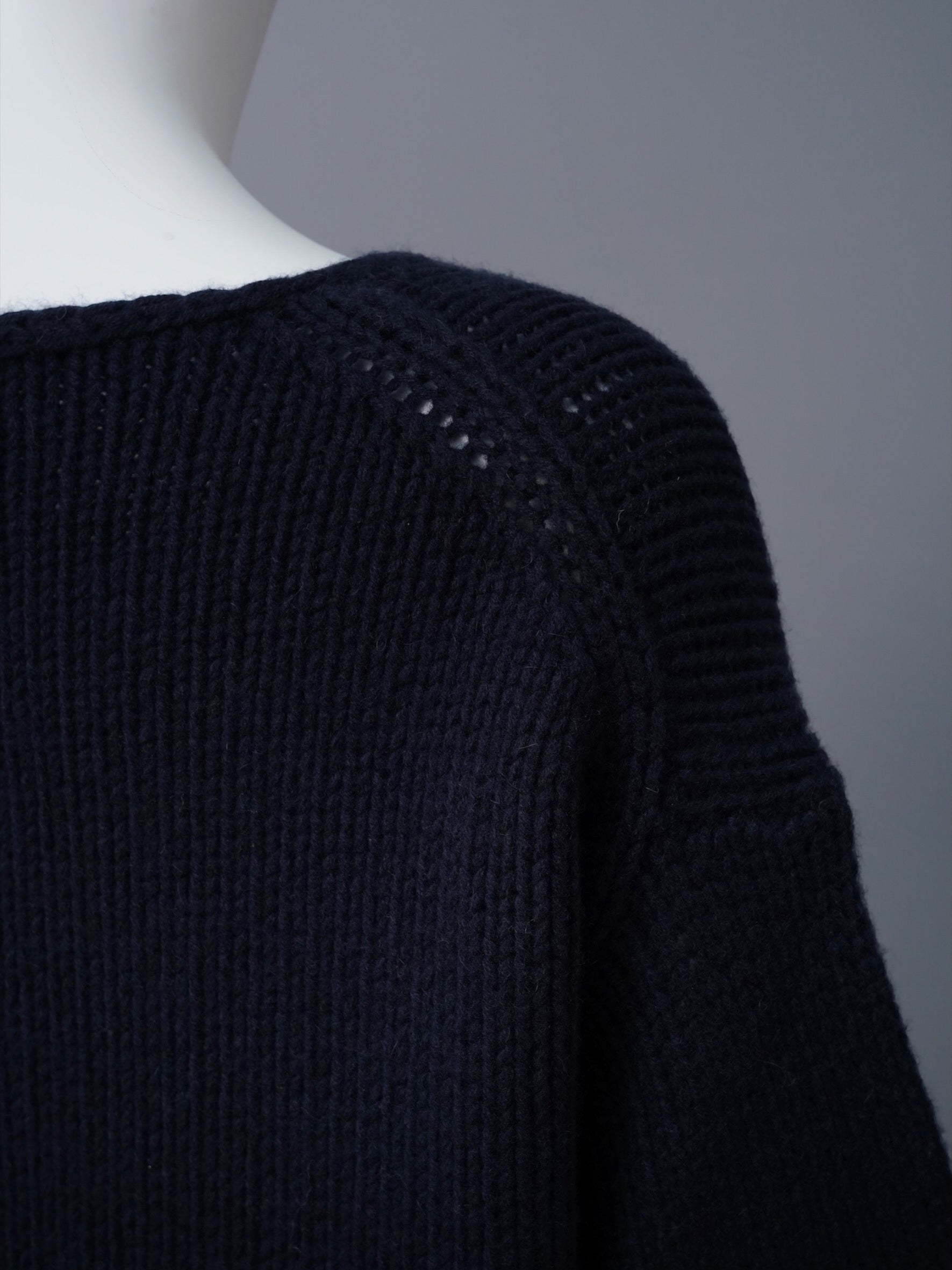 Dunkelblauer Oversize-V-Neck aus Wolle und Cashmere von FFC – Ansicht 3