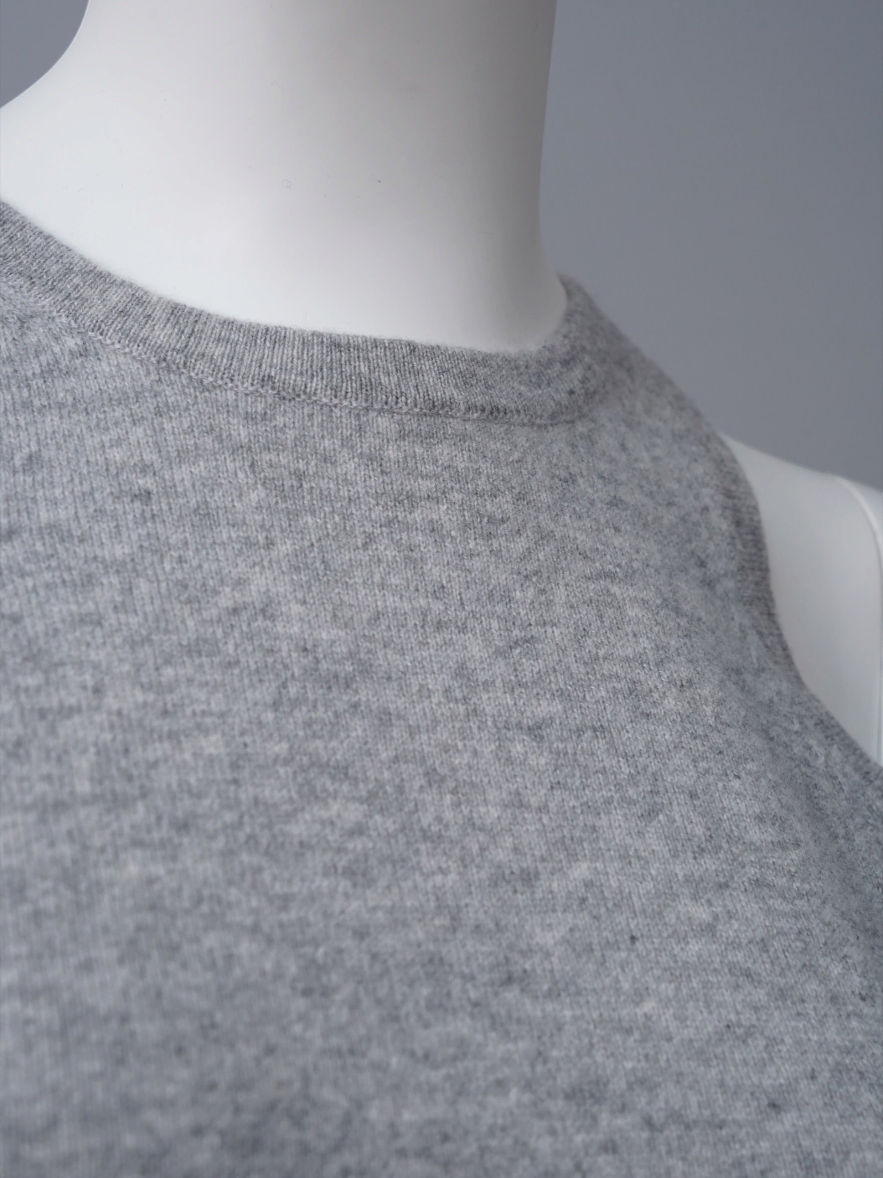 Grau meliertes ärmelloses Cashmere-Top von S.Marlon – Ansicht 2