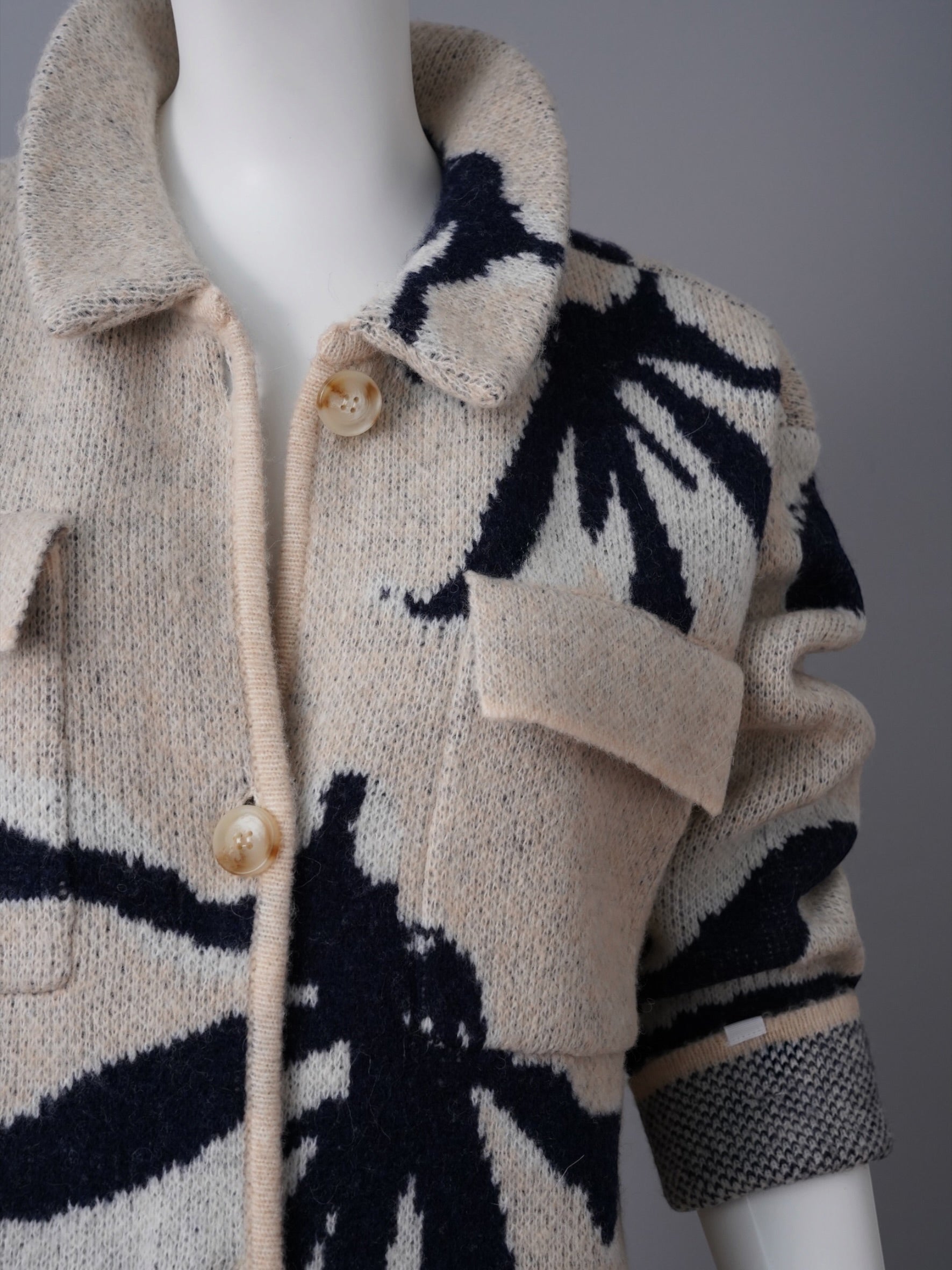 Beigefarbener Strickmantel mit Blüten-Intarsie von 10days – Ansicht 2