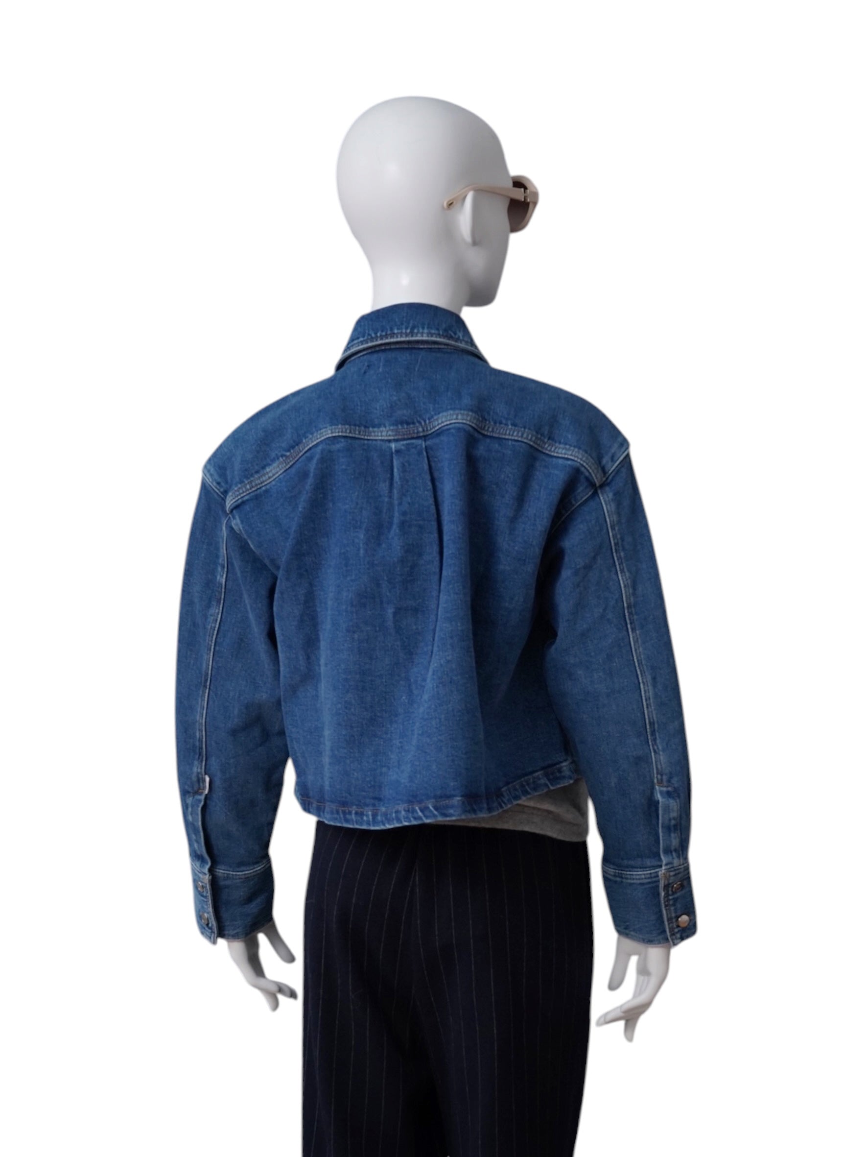 Mittelblaue Jeansjacke im Boxy-Schnitt von PNTS – Ansicht 3