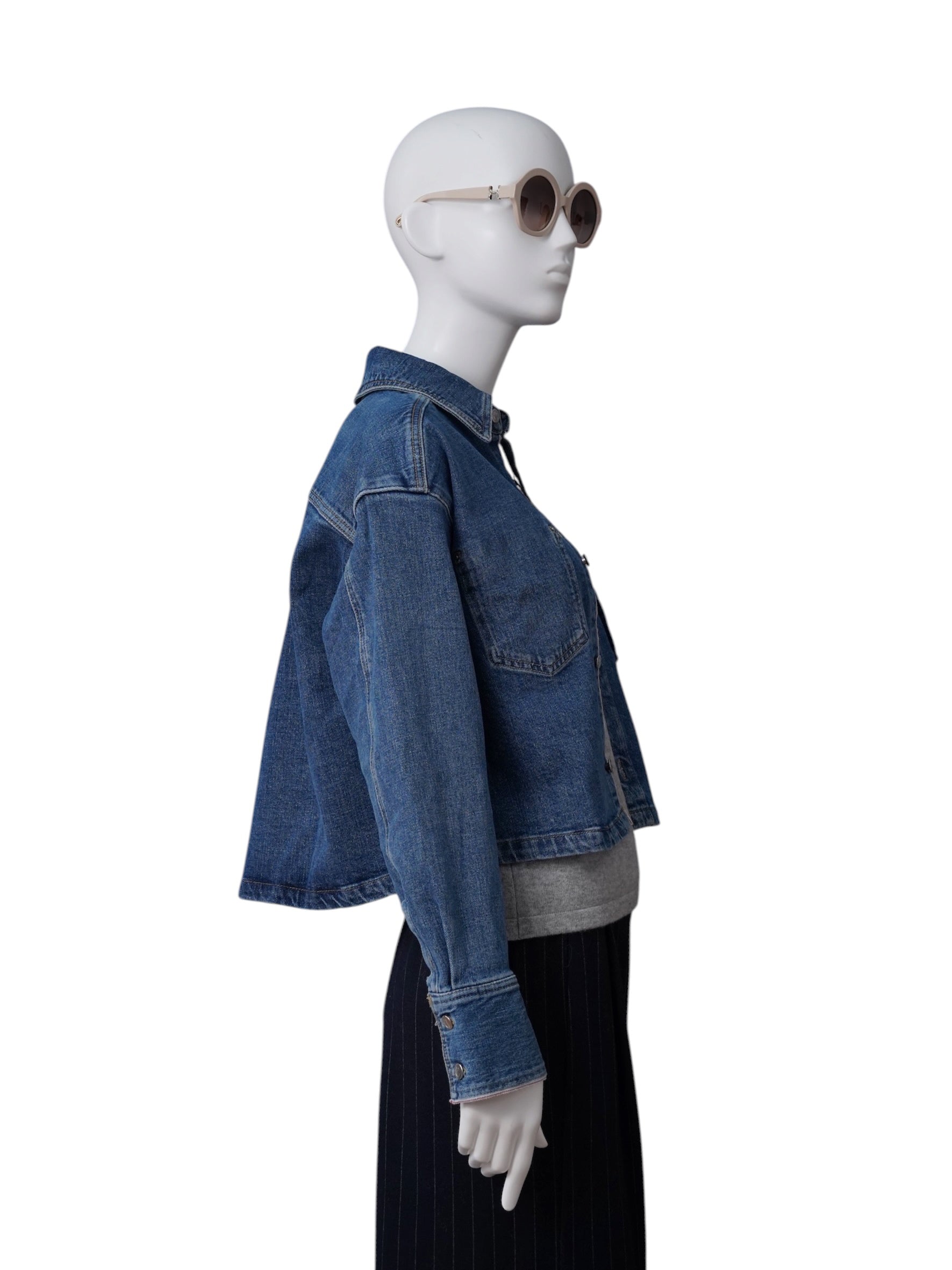 Mittelblaue Jeansjacke im Boxy-Schnitt von PNTS – Ansicht 4