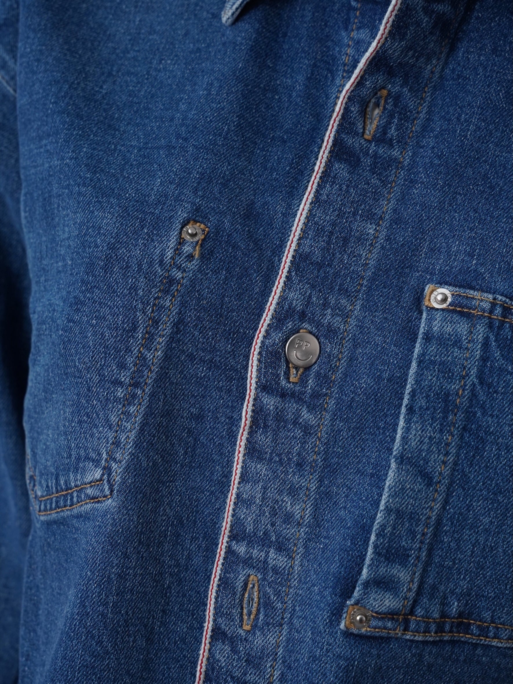 Mittelblaue Jeansjacke im Boxy-Schnitt von PNTS – Ansicht 6