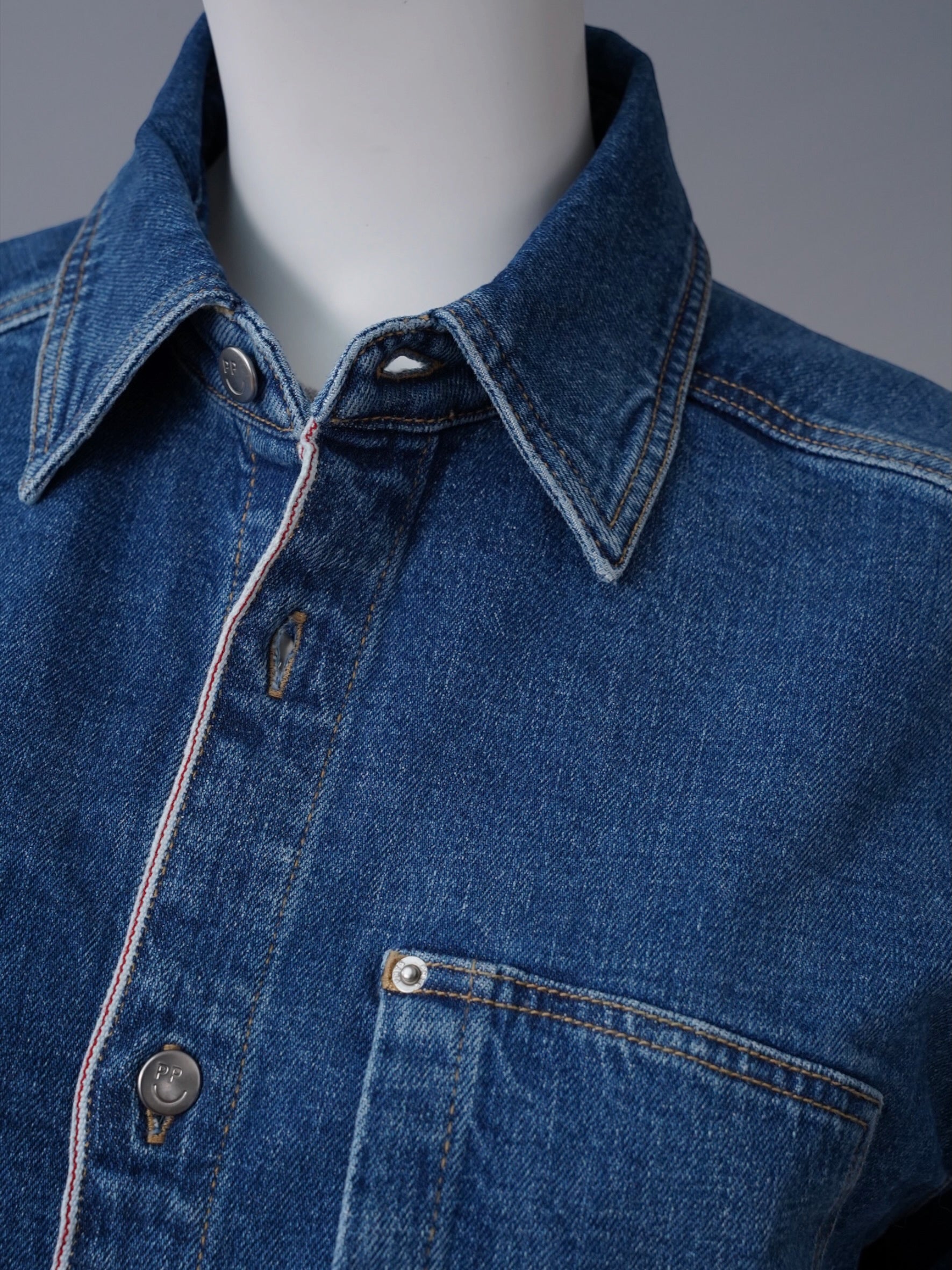 Mittelblaue Jeansjacke im Boxy-Schnitt von PNTS – Ansicht 2
