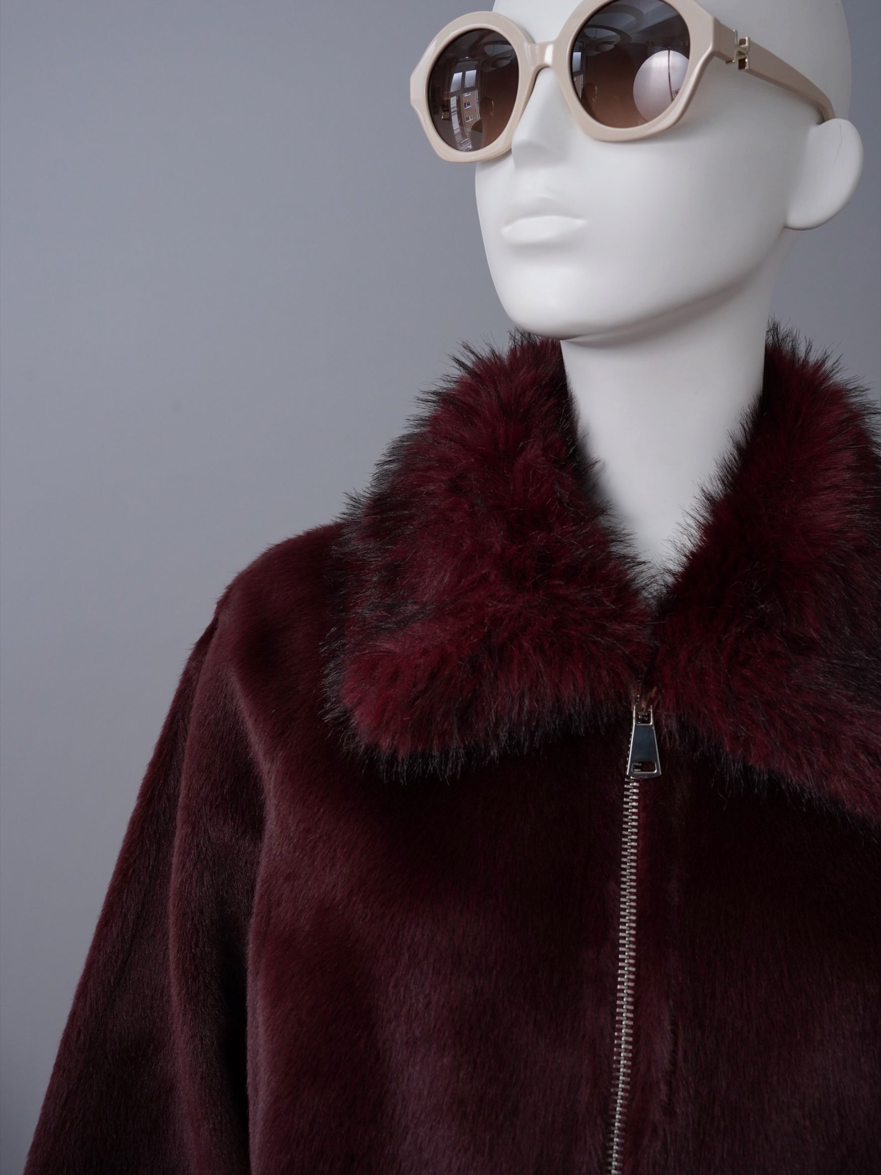 Pflaumenfarbene Kunstfell-Jacke mit Zobel-Kragen von Betta Corradi – Ansicht 3