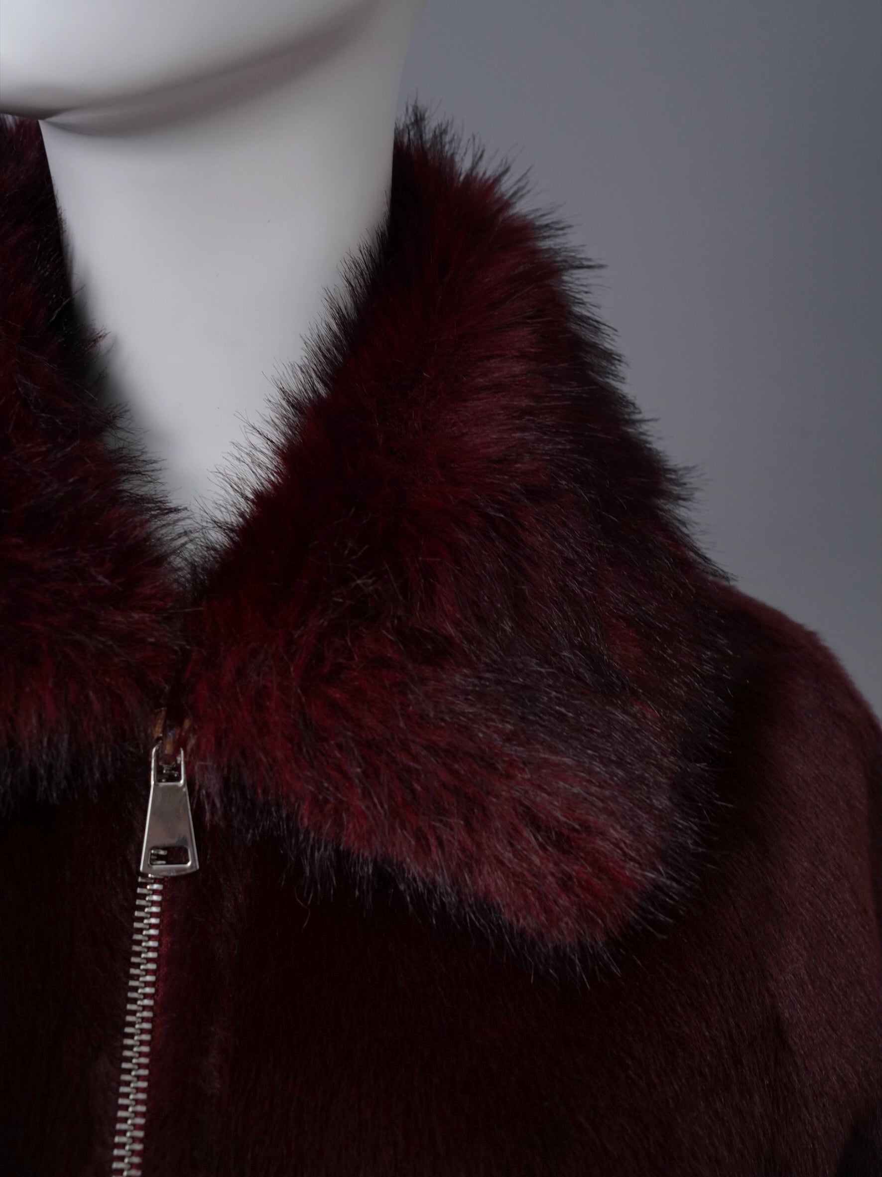 Pflaumenfarbene Kunstfell-Jacke mit Zobel-Kragen von Betta Corradi – Ansicht 4