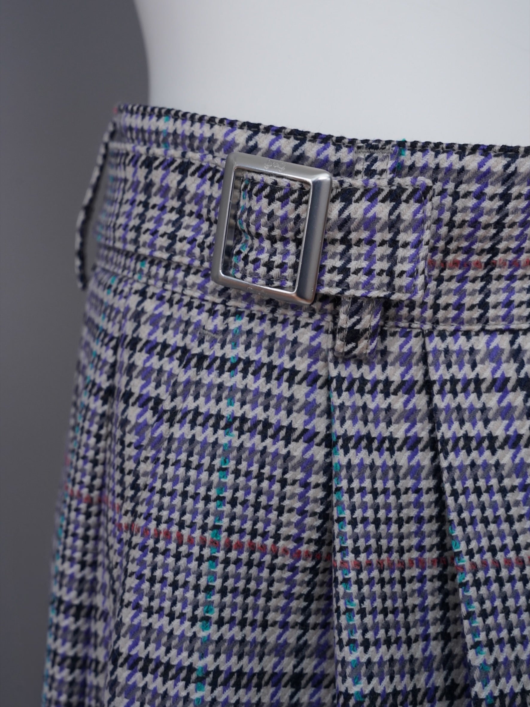 Weite Glencheck-Hose mit Bundfalten von Maison Common – Ansicht 2