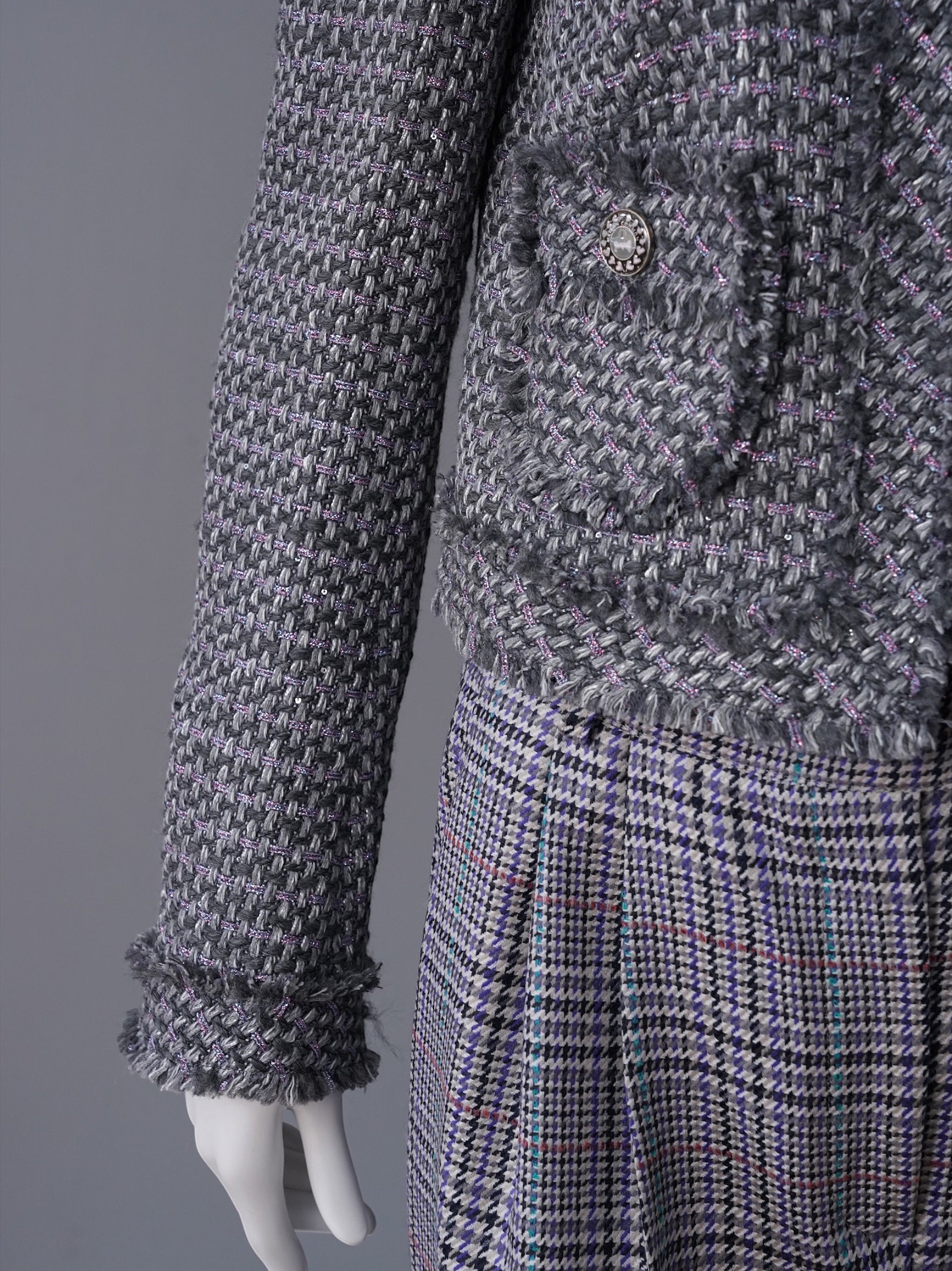 Graue Tweedjacke mit ausgefransten Kanten von Maison Common – Ansicht 4